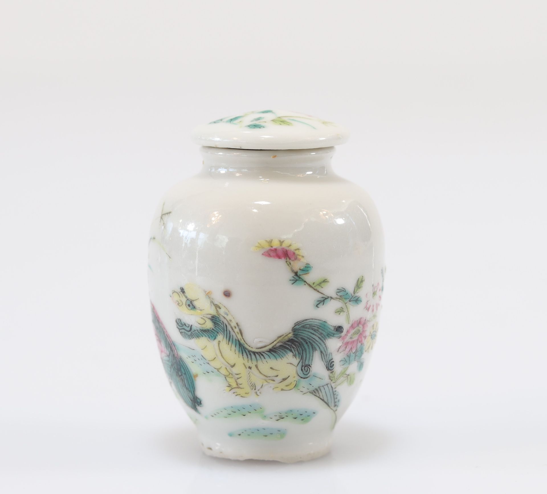 Covered porcelain pot decorated with famille rose dogs - Image 2 of 4