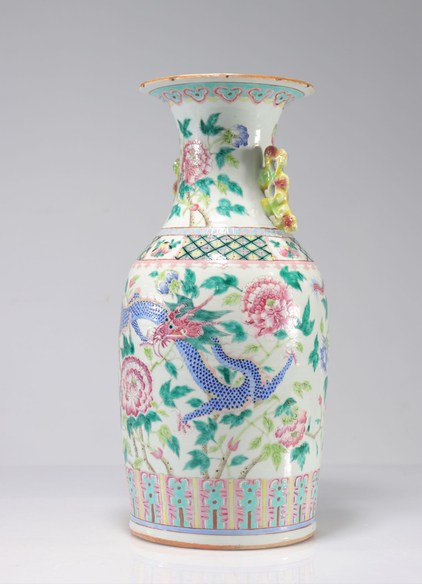Porcelain vase of the pink family decorated with 19th century dragons - Image 4 of 6