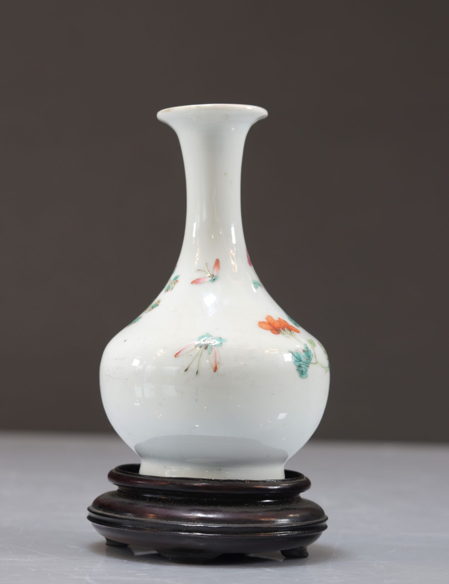 Famille rose porcelain vase with floral decoration - Bild 6 aus 6