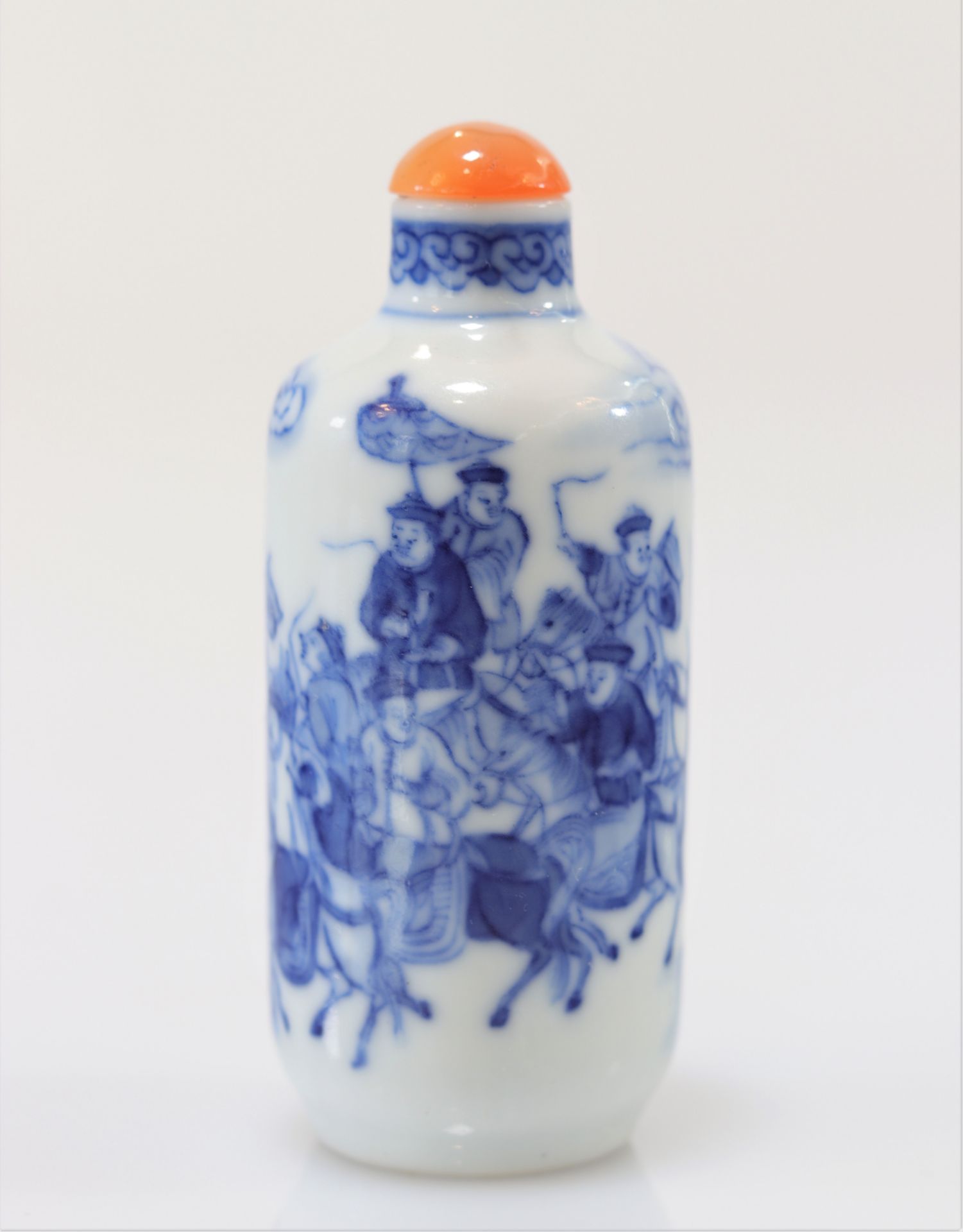 "blanc-bleu" porcelain snuff bottle decorated with Qing period figures - Image 2 of 9