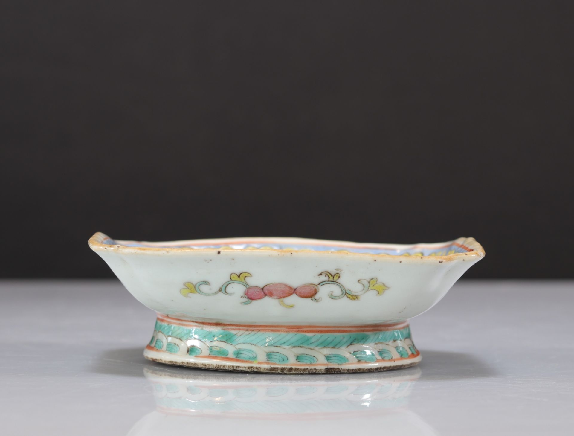 Famille rose porcelain dish with yellow background - Image 5 of 6