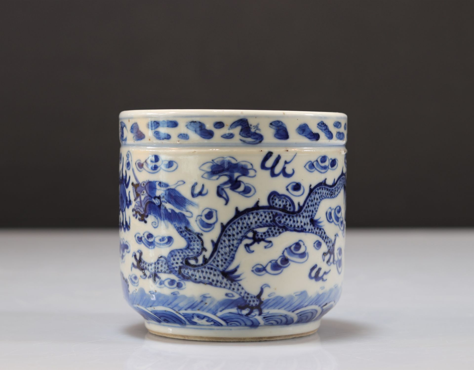 "blanc-bleu" porcelain brush pot decorated with dragons - Bild 2 aus 6