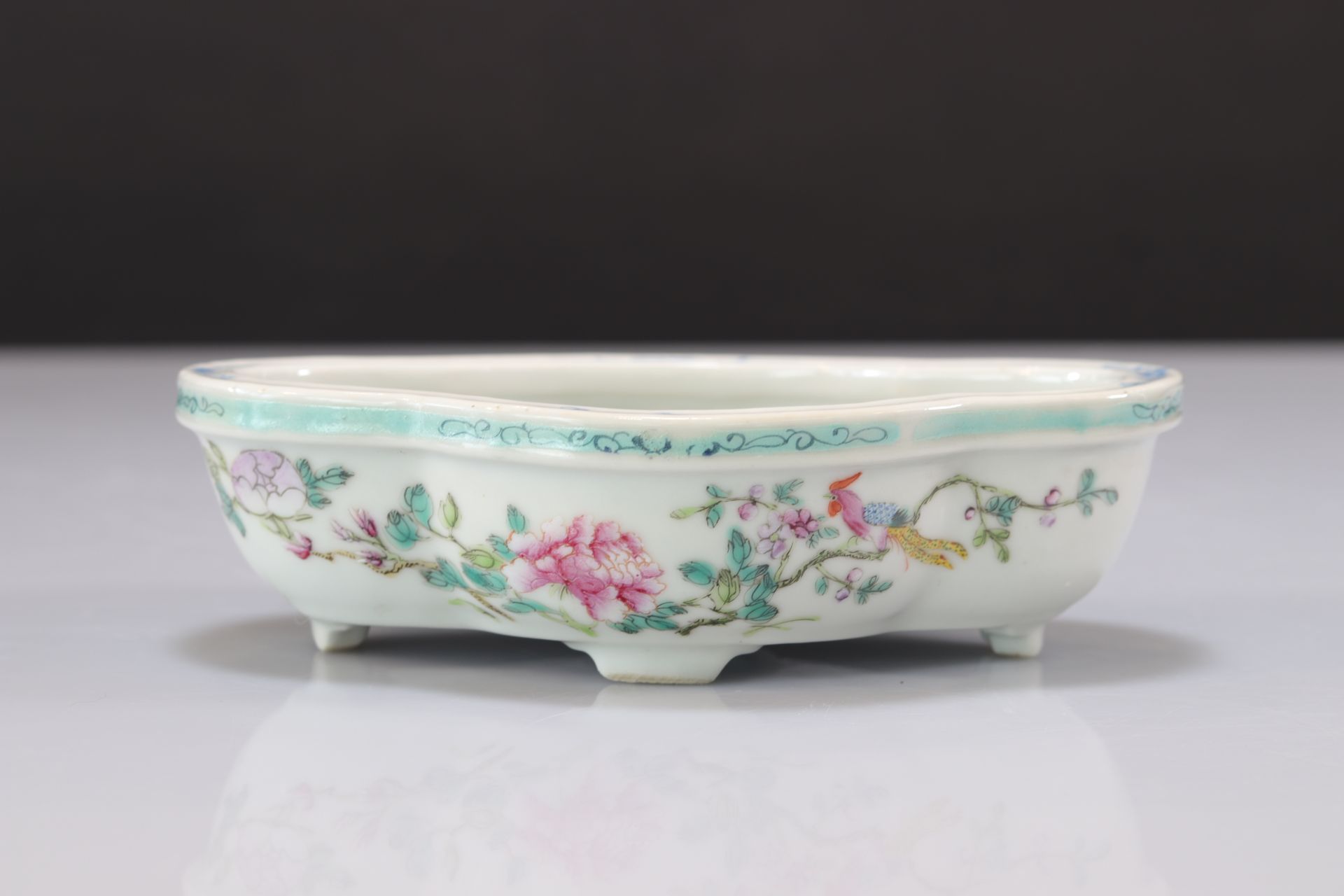 Famille rose porcelain planter - Image 4 of 5