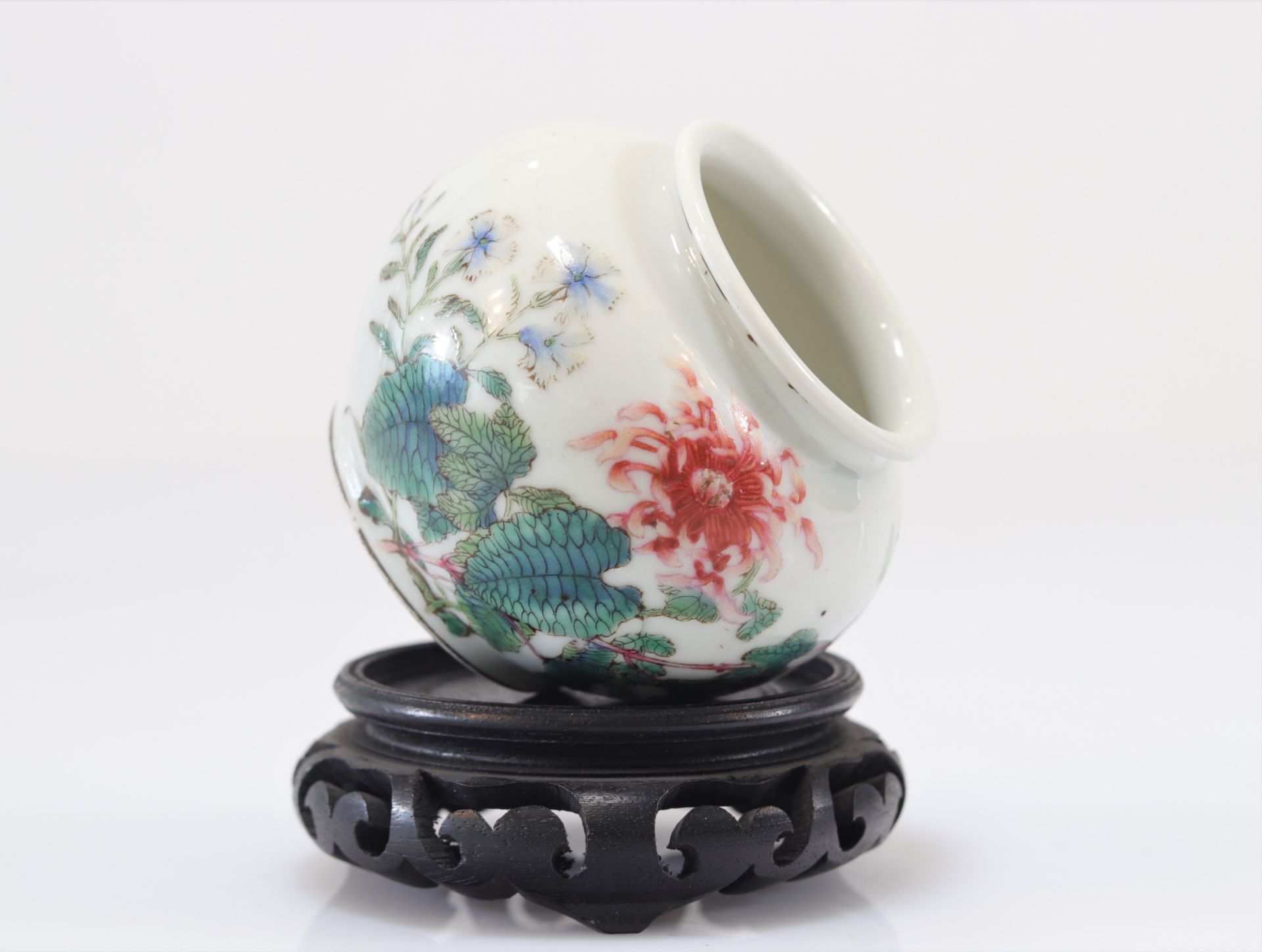 Famille rose porcelain vase with floral decoration - Image 5 of 6