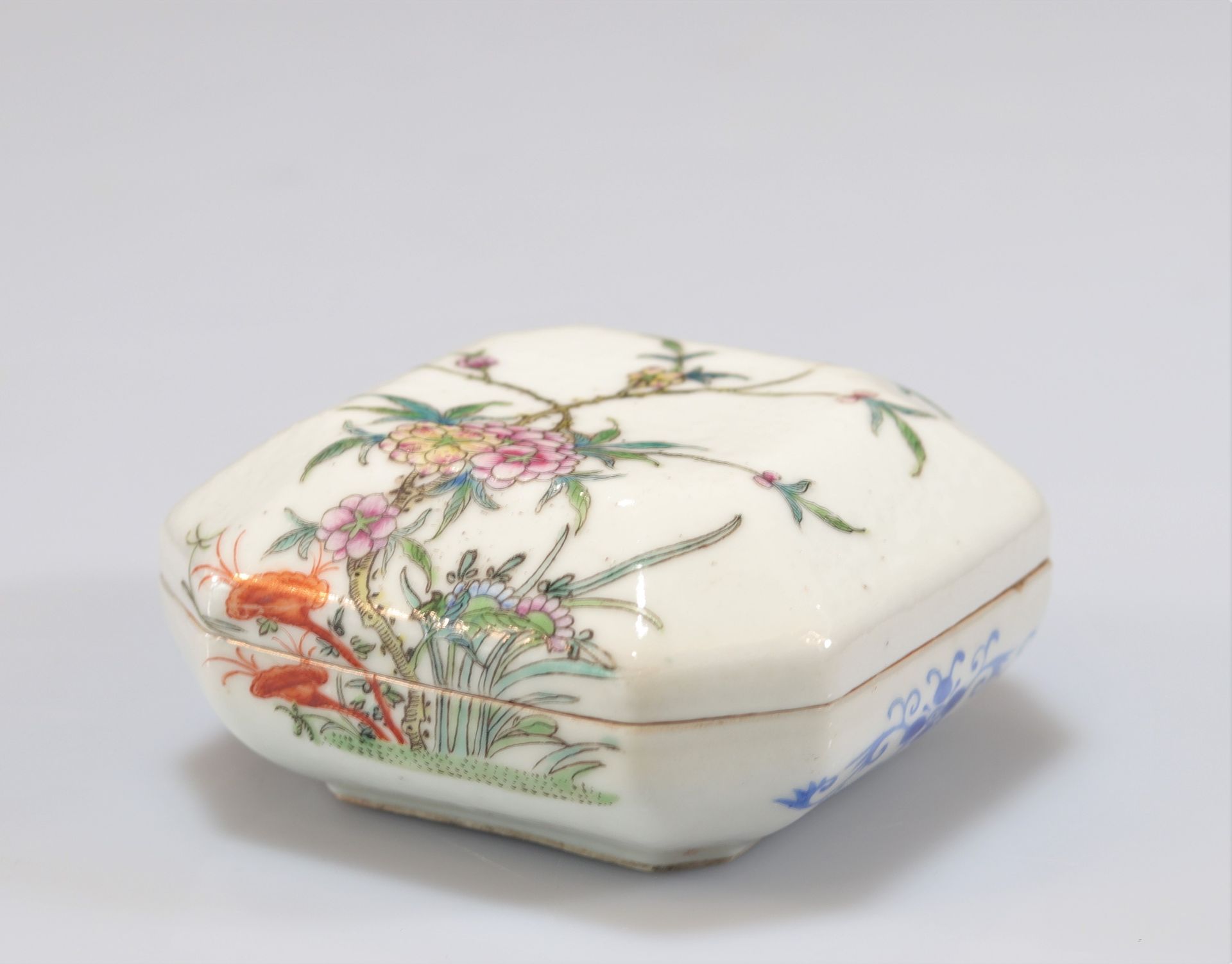 Covered box in famille rose porcelain decorated with flowers