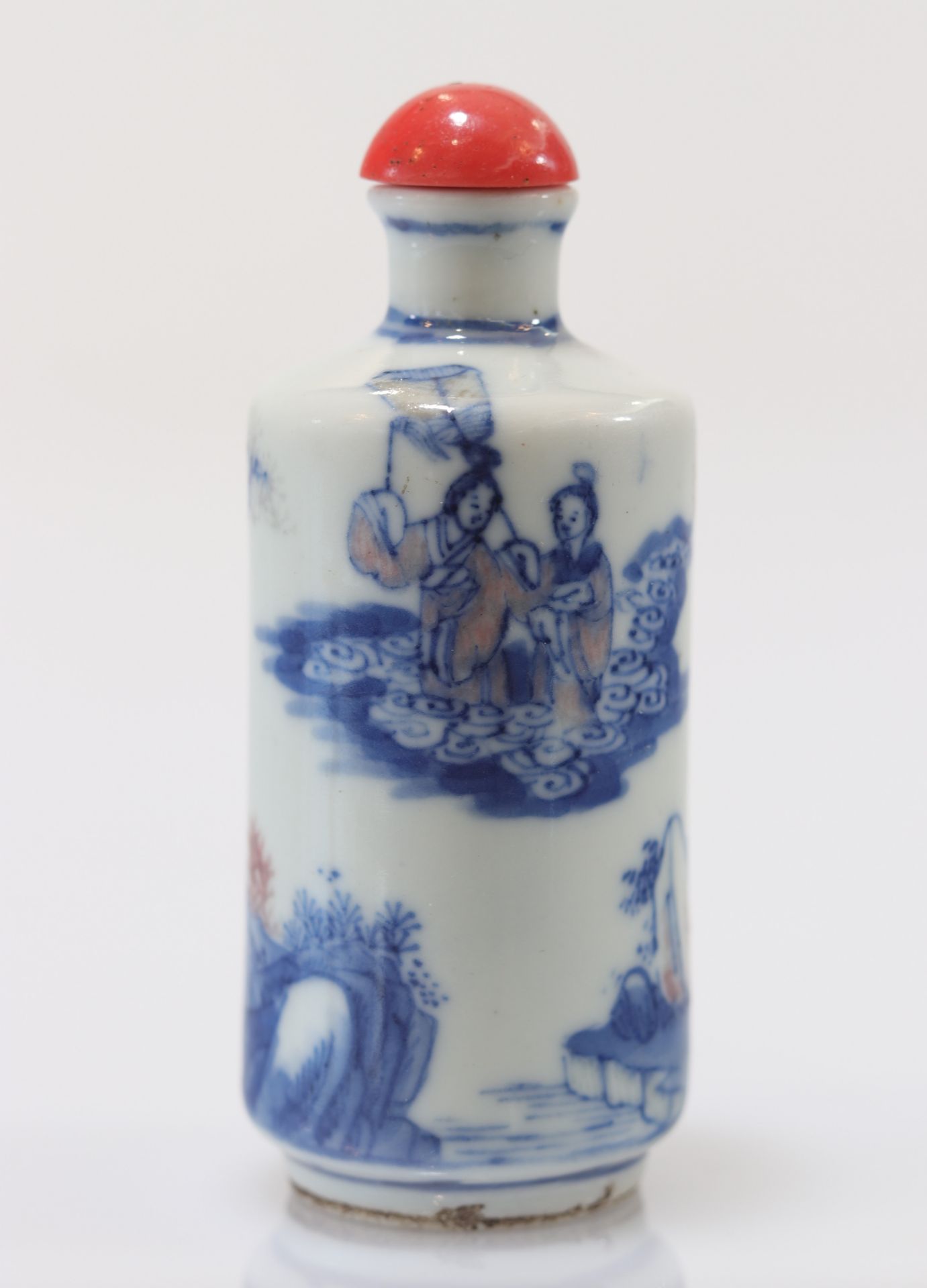 White blue and iron red porcelain snuff bottle decorated with Qing period characters - Image 6 of 8