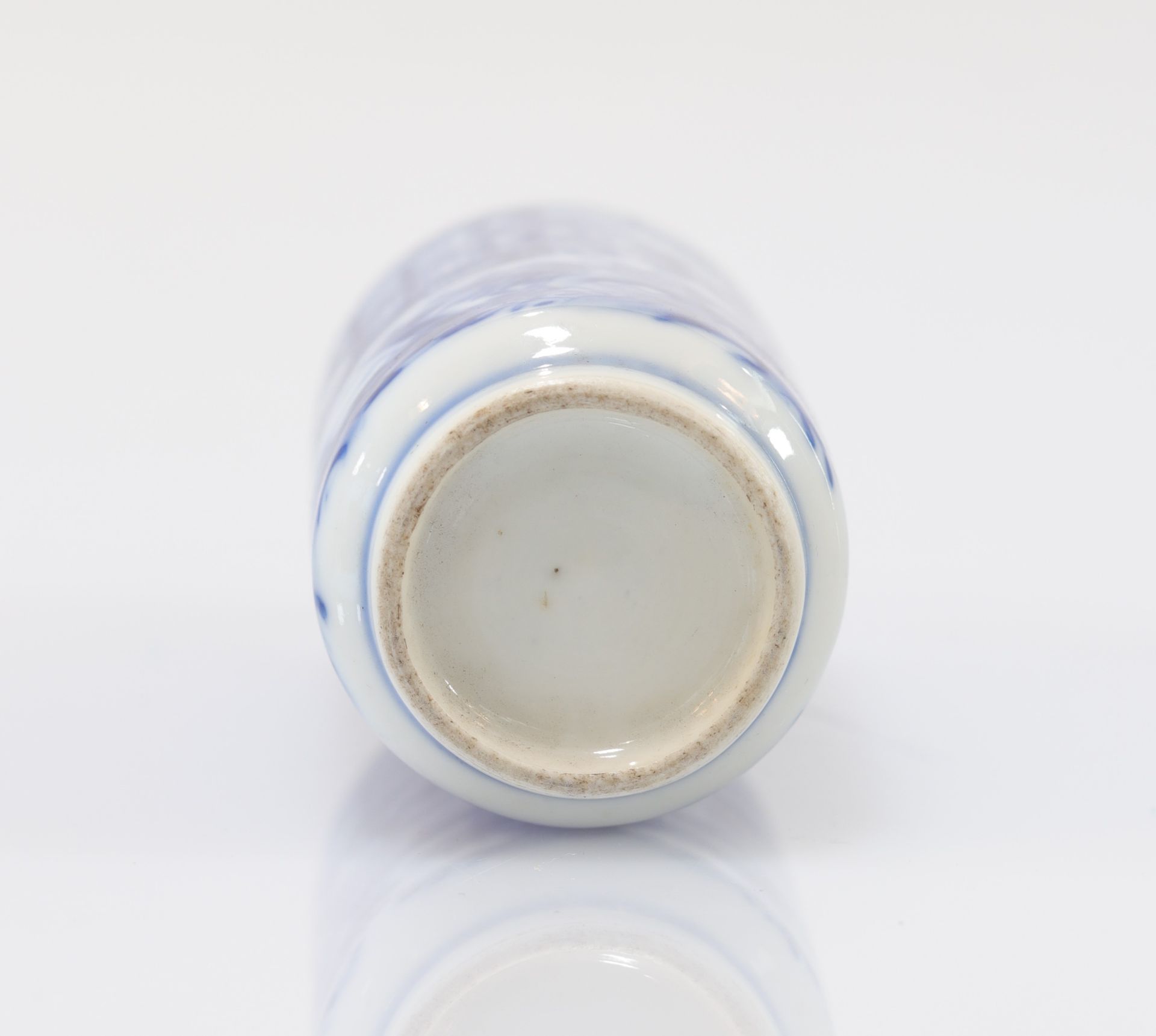 "blanc-bleu" porcelain snuff bottle decorated with Qing period characters - Image 10 of 12