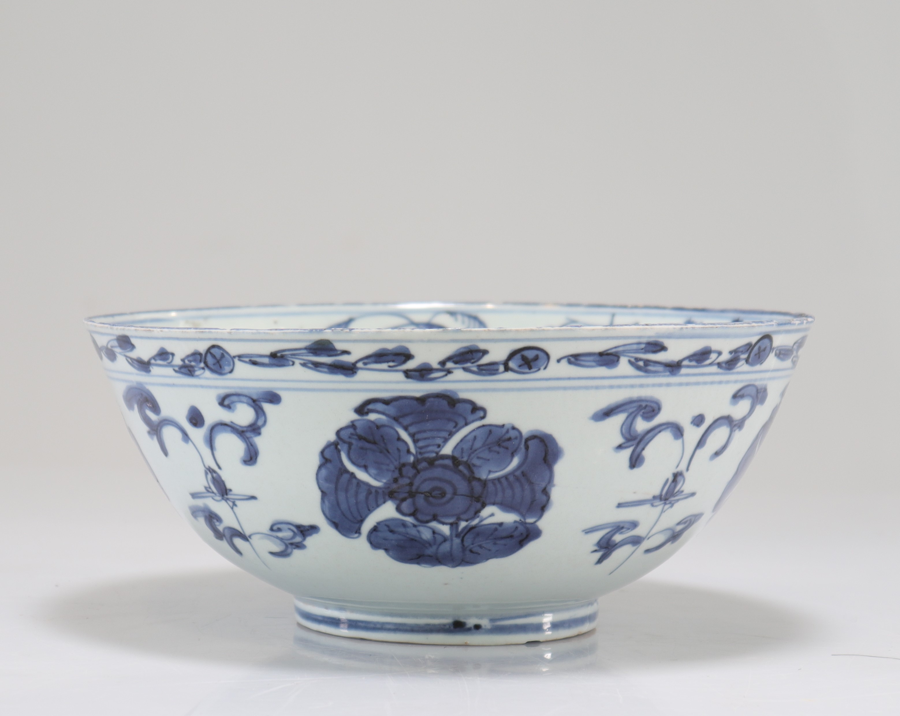 Large "blanc-bleu" porcelain bowl from the Ming period