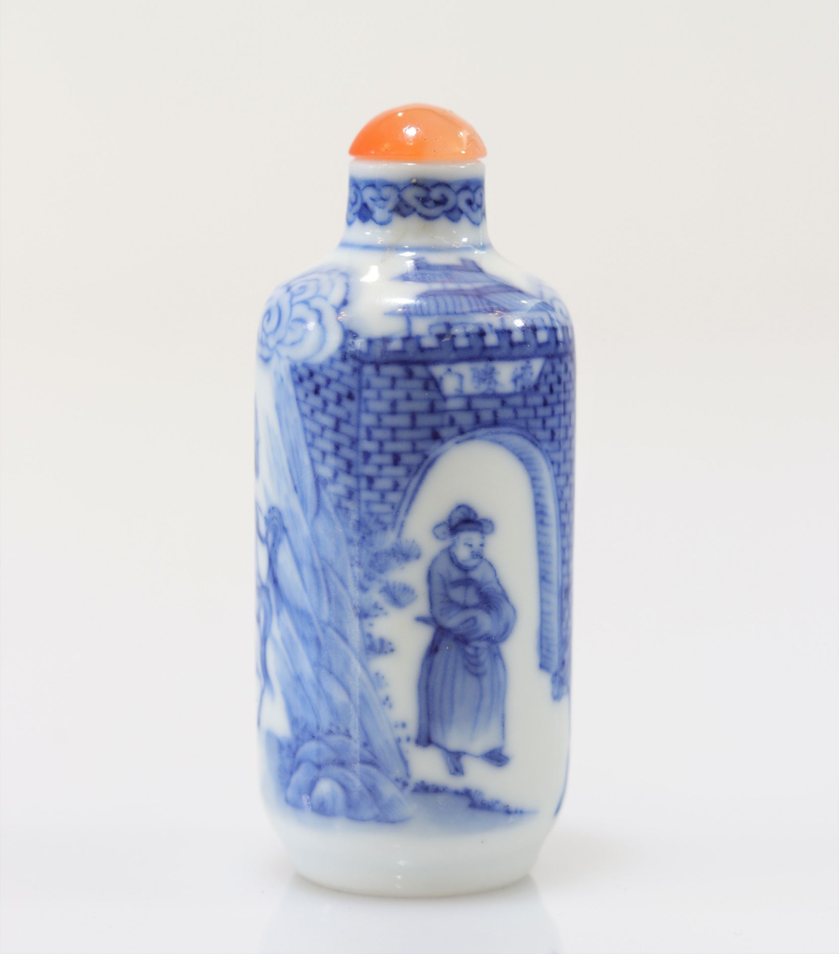"blanc-bleu" porcelain snuff bottle decorated with Qing period figures - Image 5 of 9