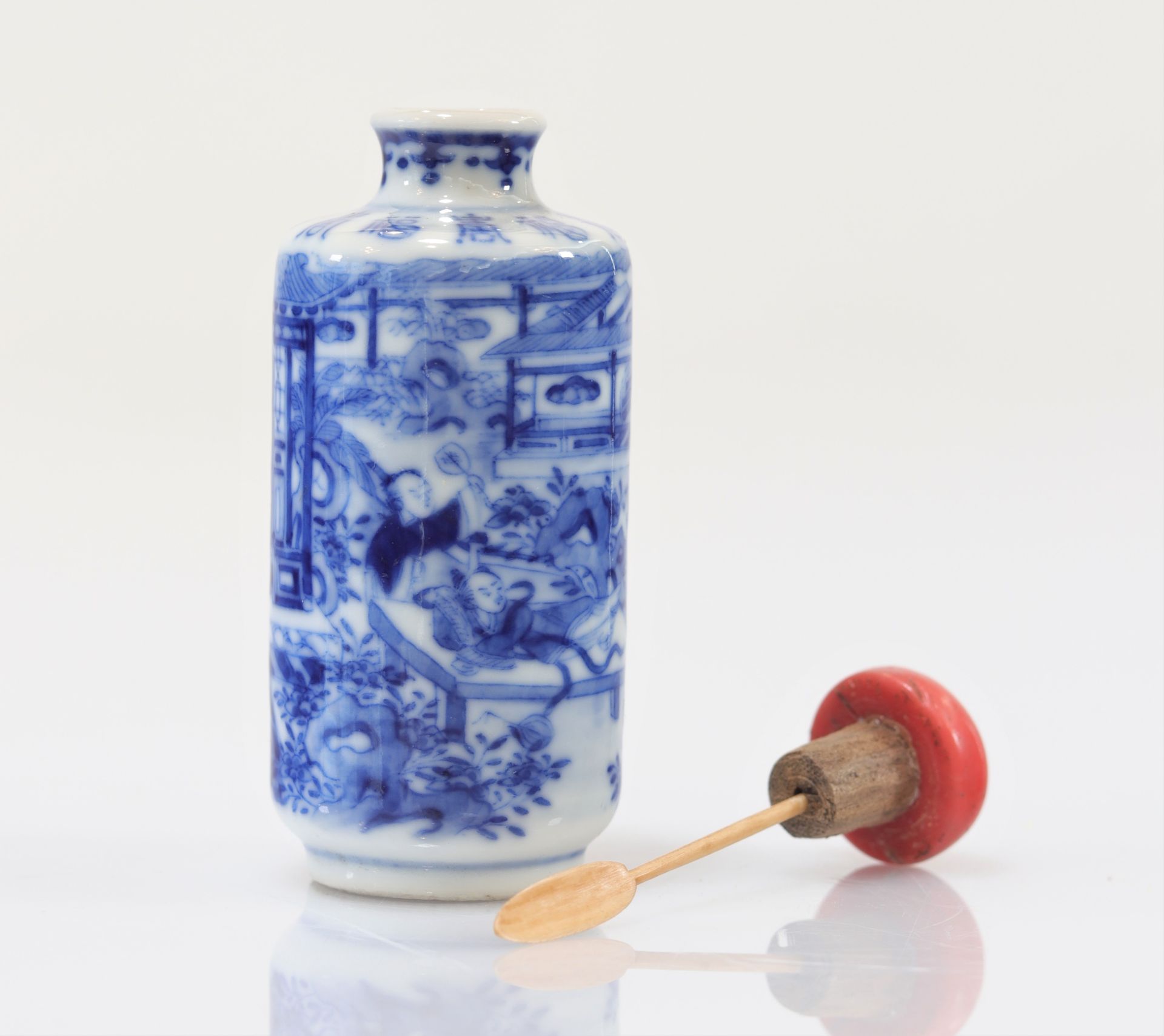 "blanc-bleu" porcelain snuff bottle decorated with Qing period characters - Image 7 of 12
