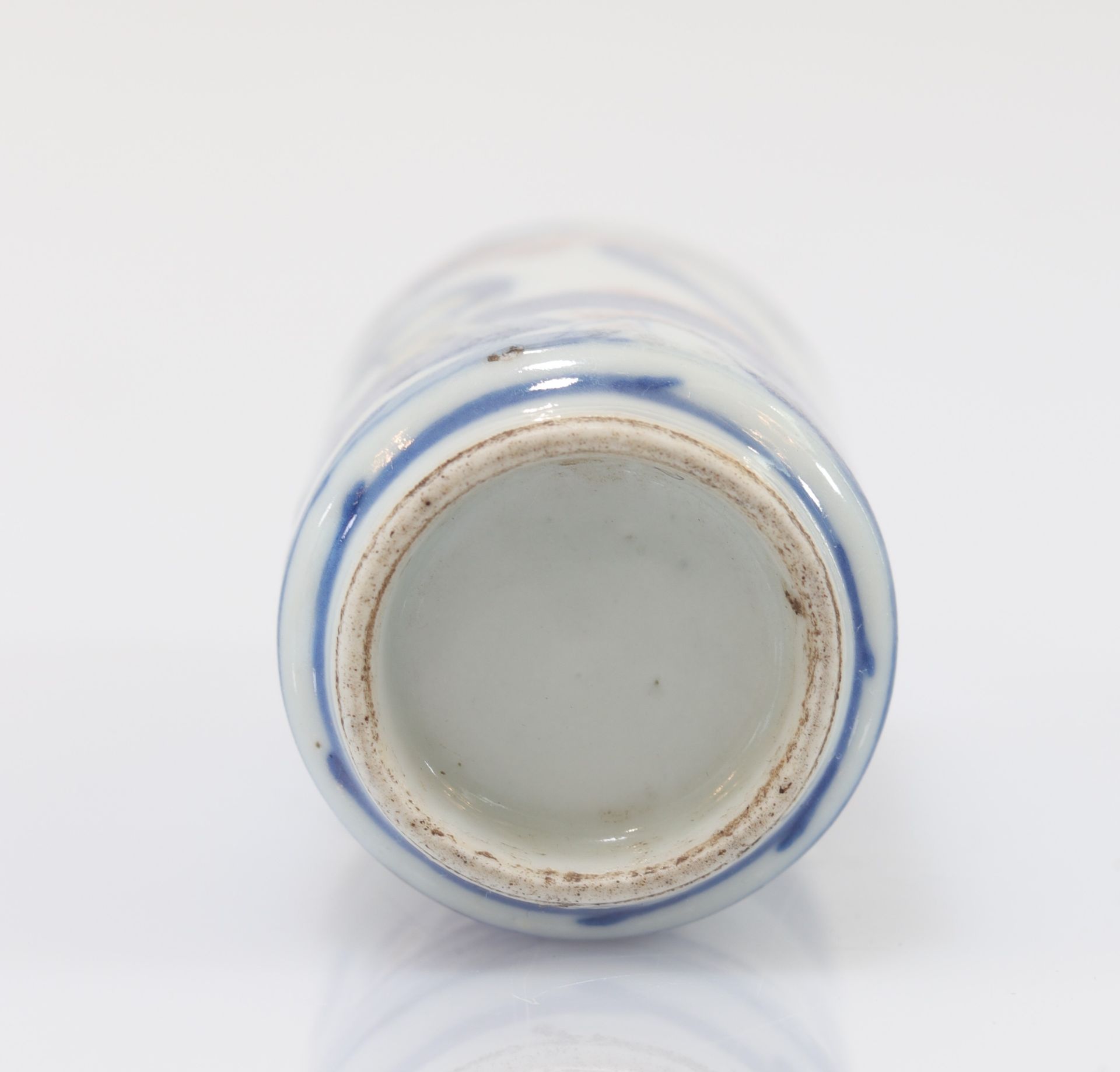 White blue and iron red porcelain snuff bottle decorated with Qing period characters - Image 8 of 8