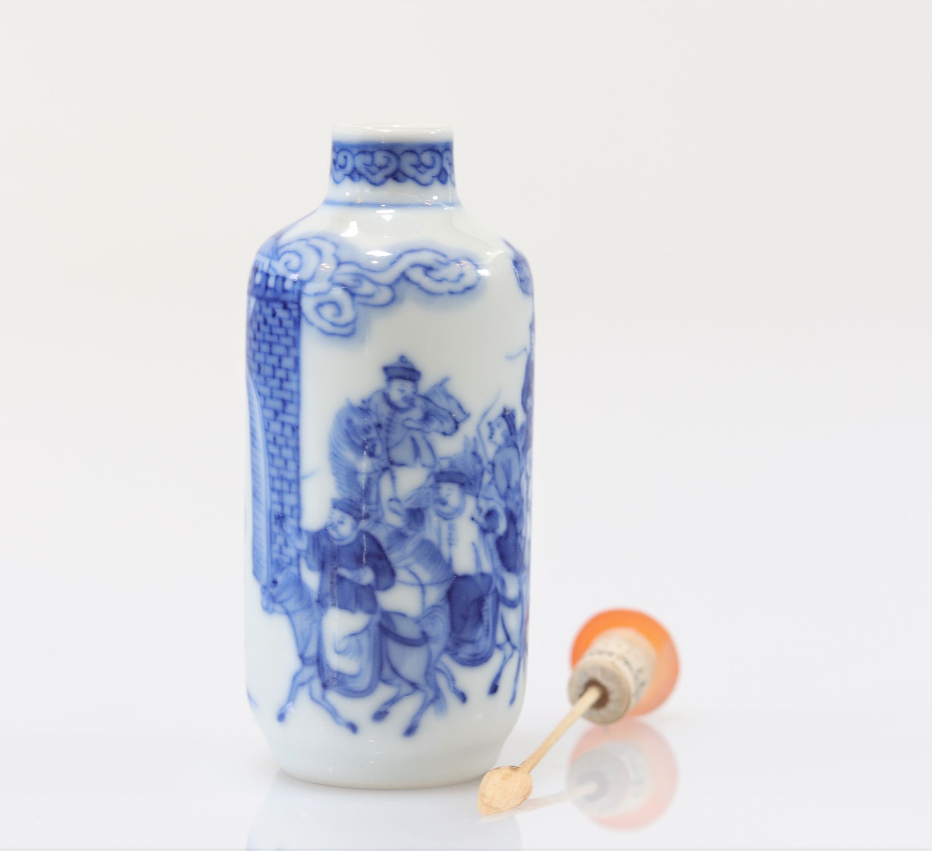 "blanc-bleu" porcelain snuff bottle decorated with Qing period figures - Image 7 of 9