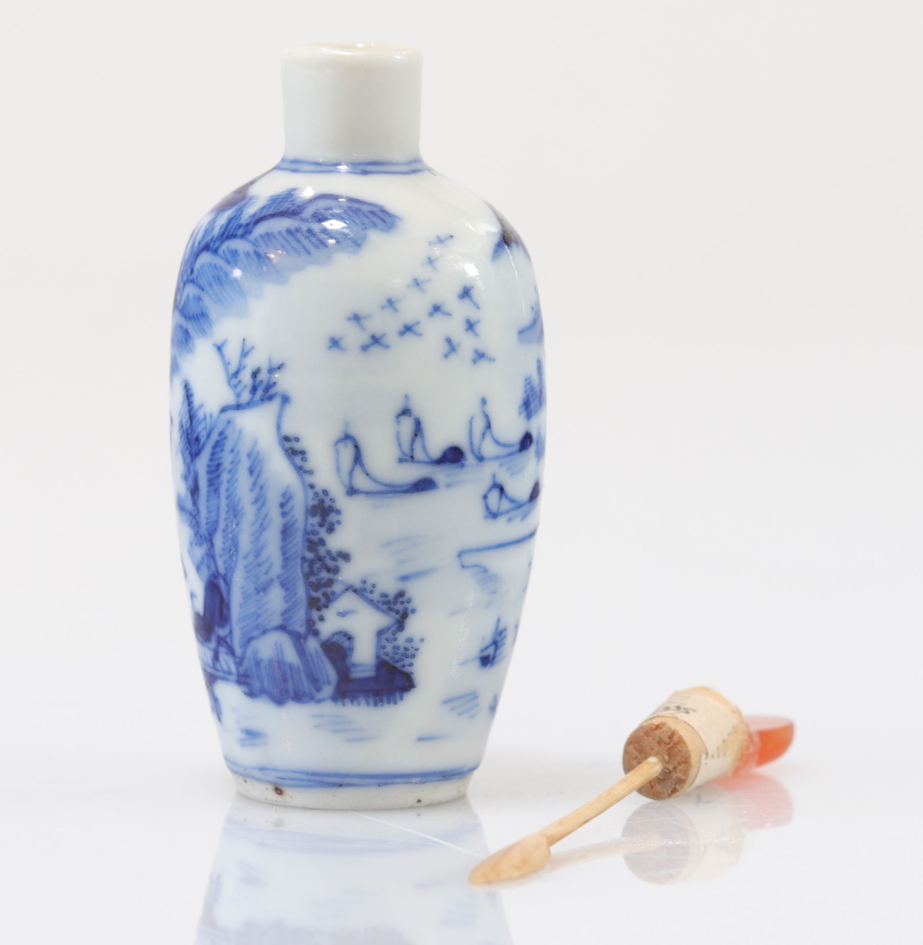 "blanc-bleu" porcelain snuff box Qing period landscape decor - Image 4 of 8