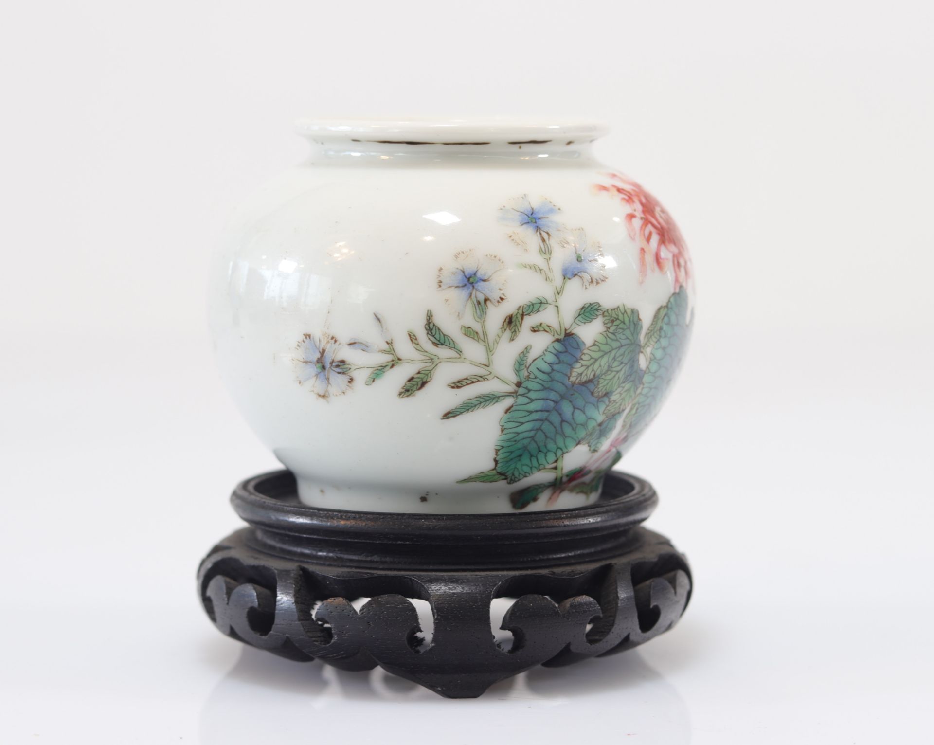Famille rose porcelain vase with floral decoration - Image 3 of 6
