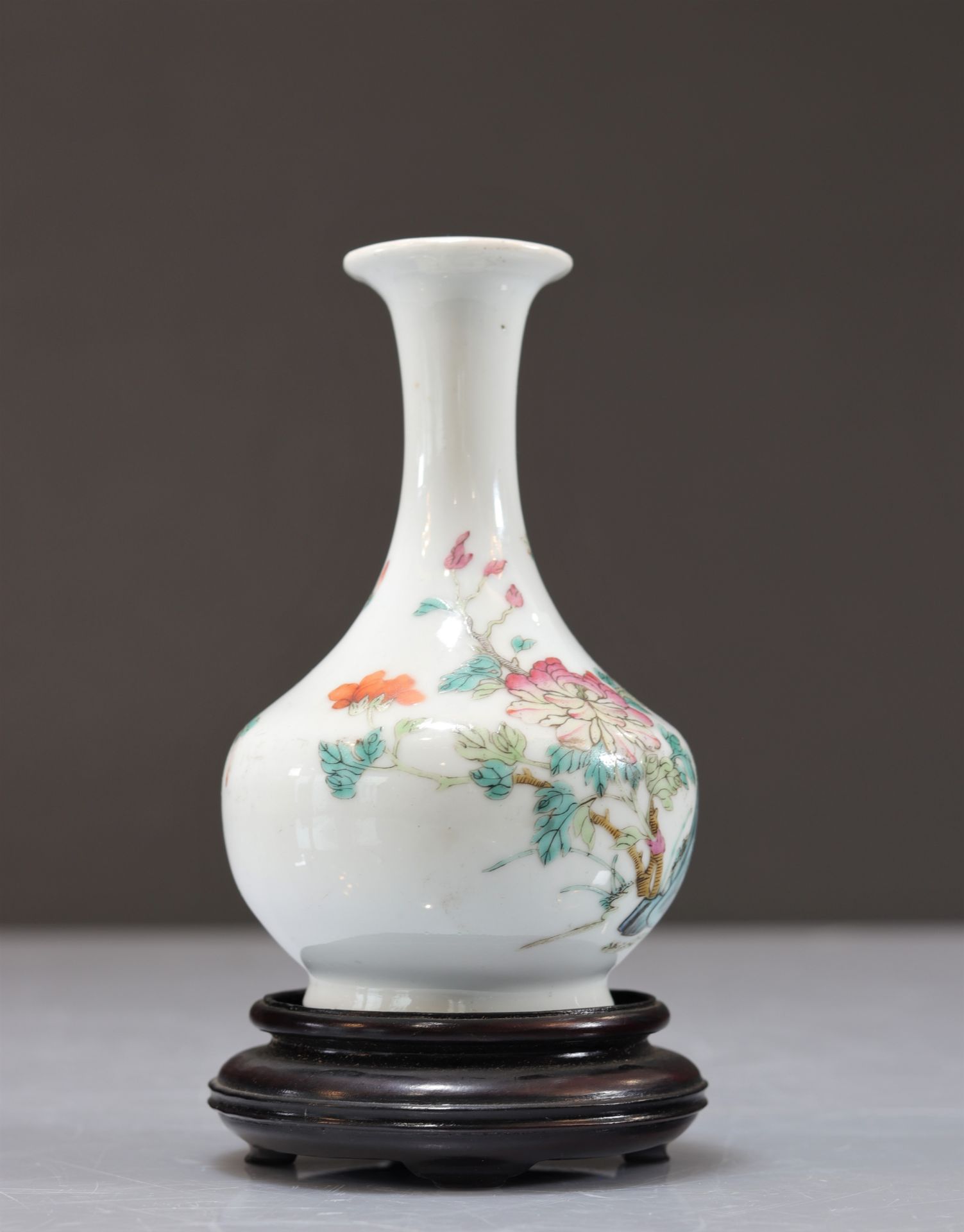 Famille rose porcelain vase with floral decoration - Bild 3 aus 6