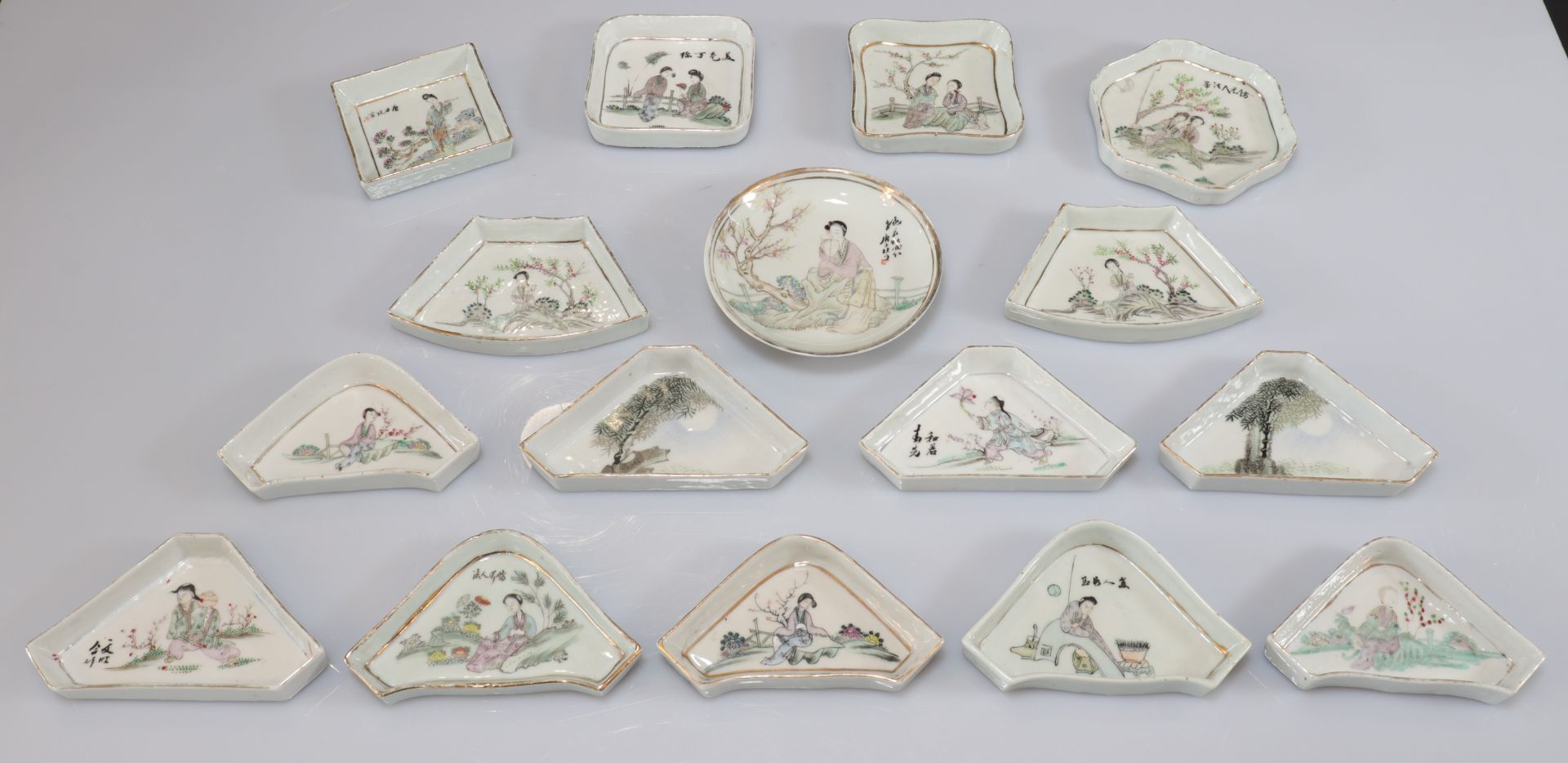 Important lot of porcelain dishes decorated with characters