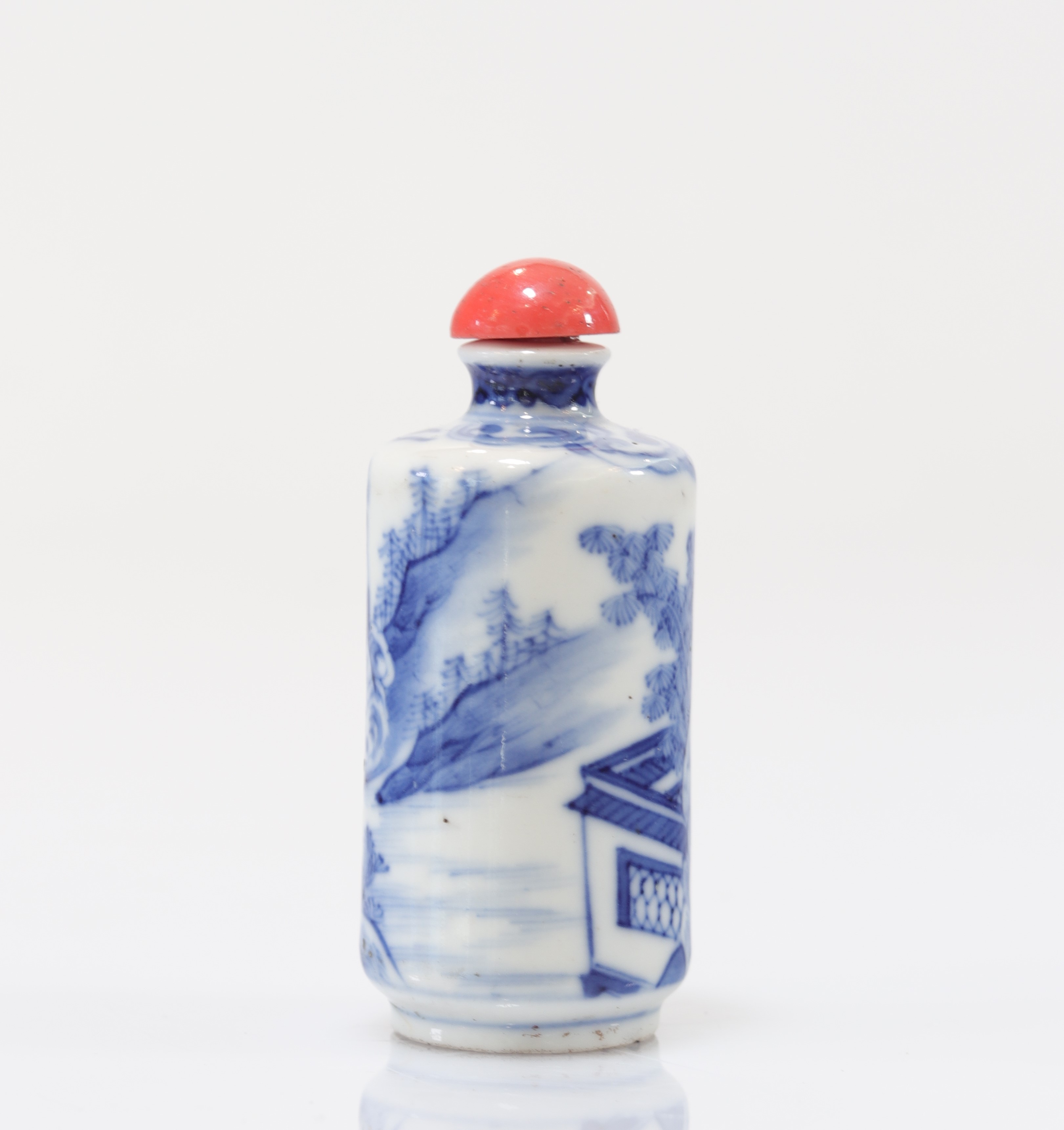 "blanc-bleu" porcelain snuff bottle decorated with Qing period characters - Image 2 of 5