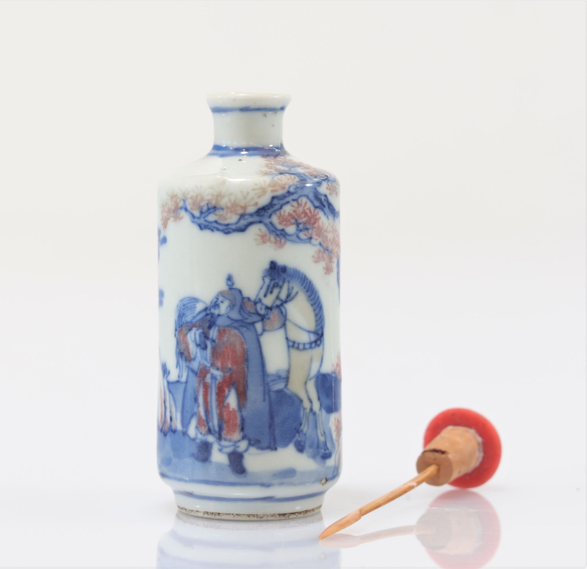 White blue and iron red porcelain snuff bottle decorated with Qing period characters - Image 4 of 8