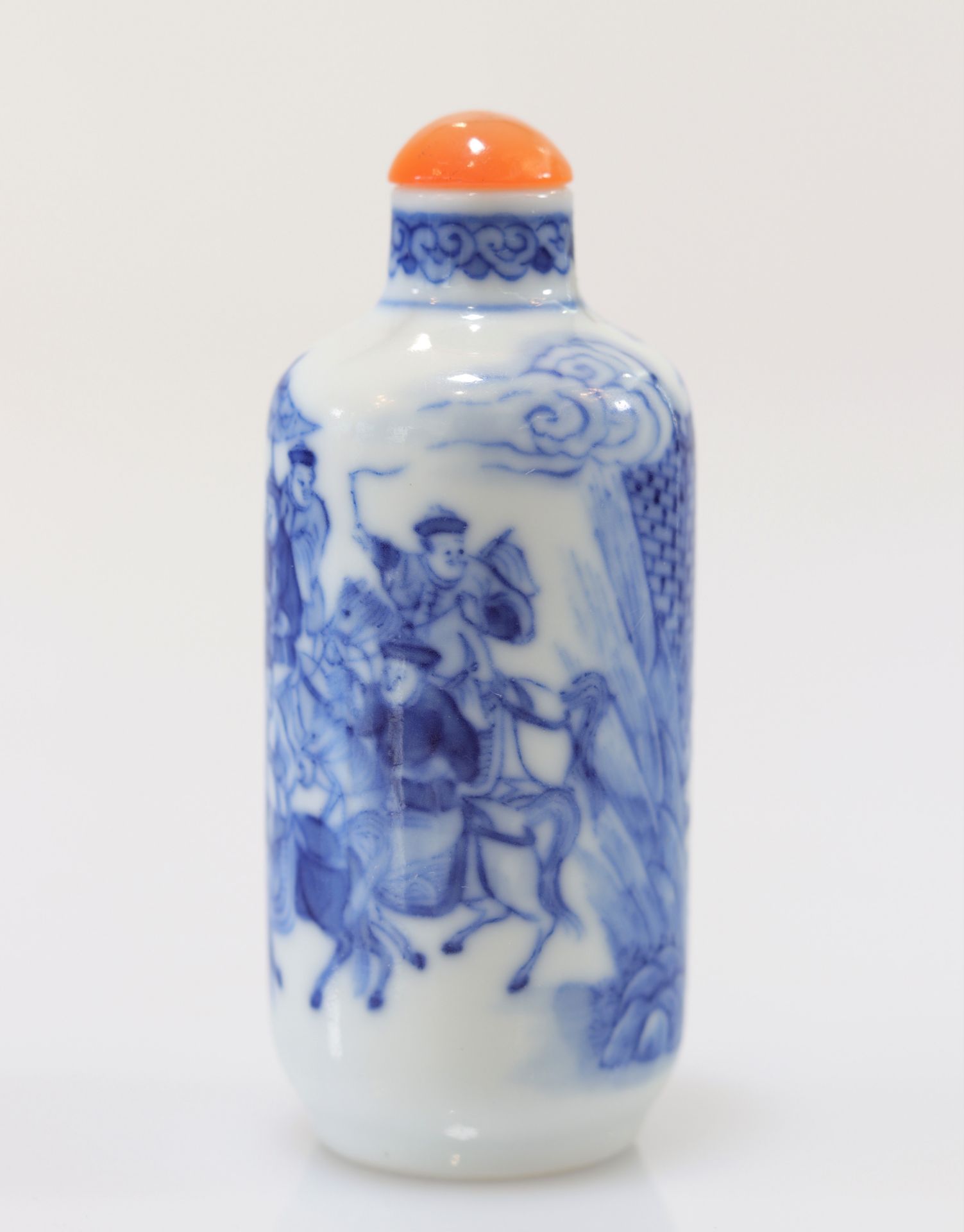 "blanc-bleu" porcelain snuff bottle decorated with Qing period figures - Image 9 of 9