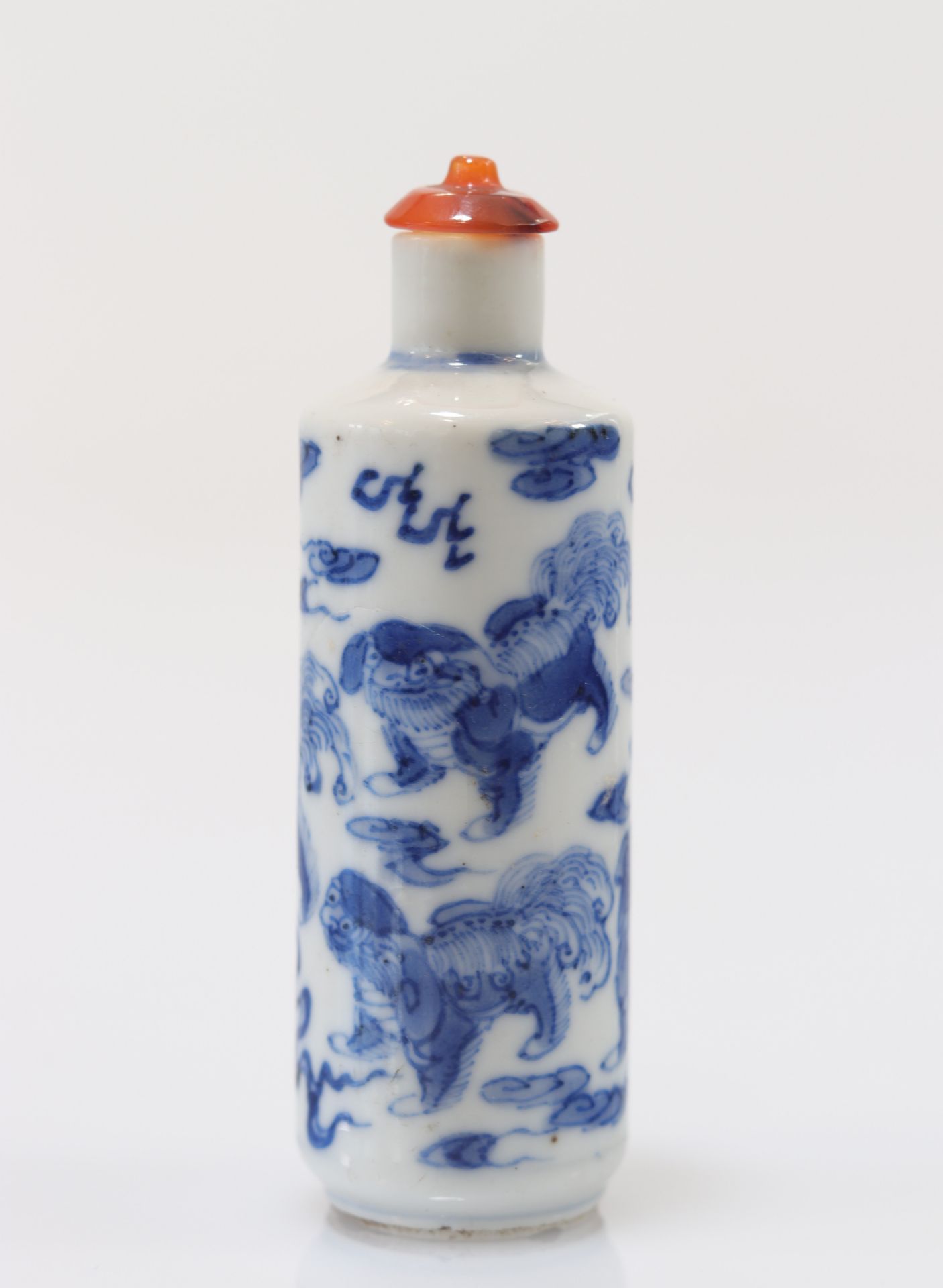 "blanc-bleu" porcelain snuff bottle decorated with Qing period dogs - Image 7 of 7