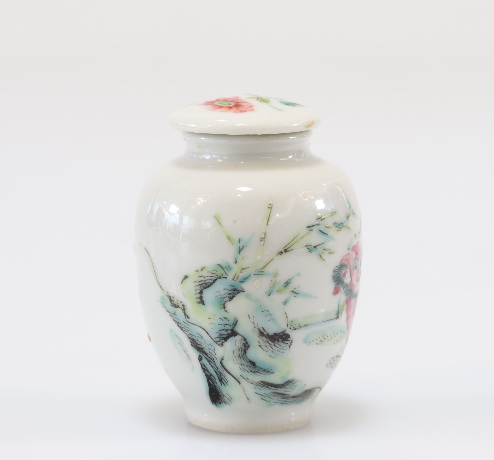 Covered porcelain pot decorated with famille rose dogs - Image 3 of 4
