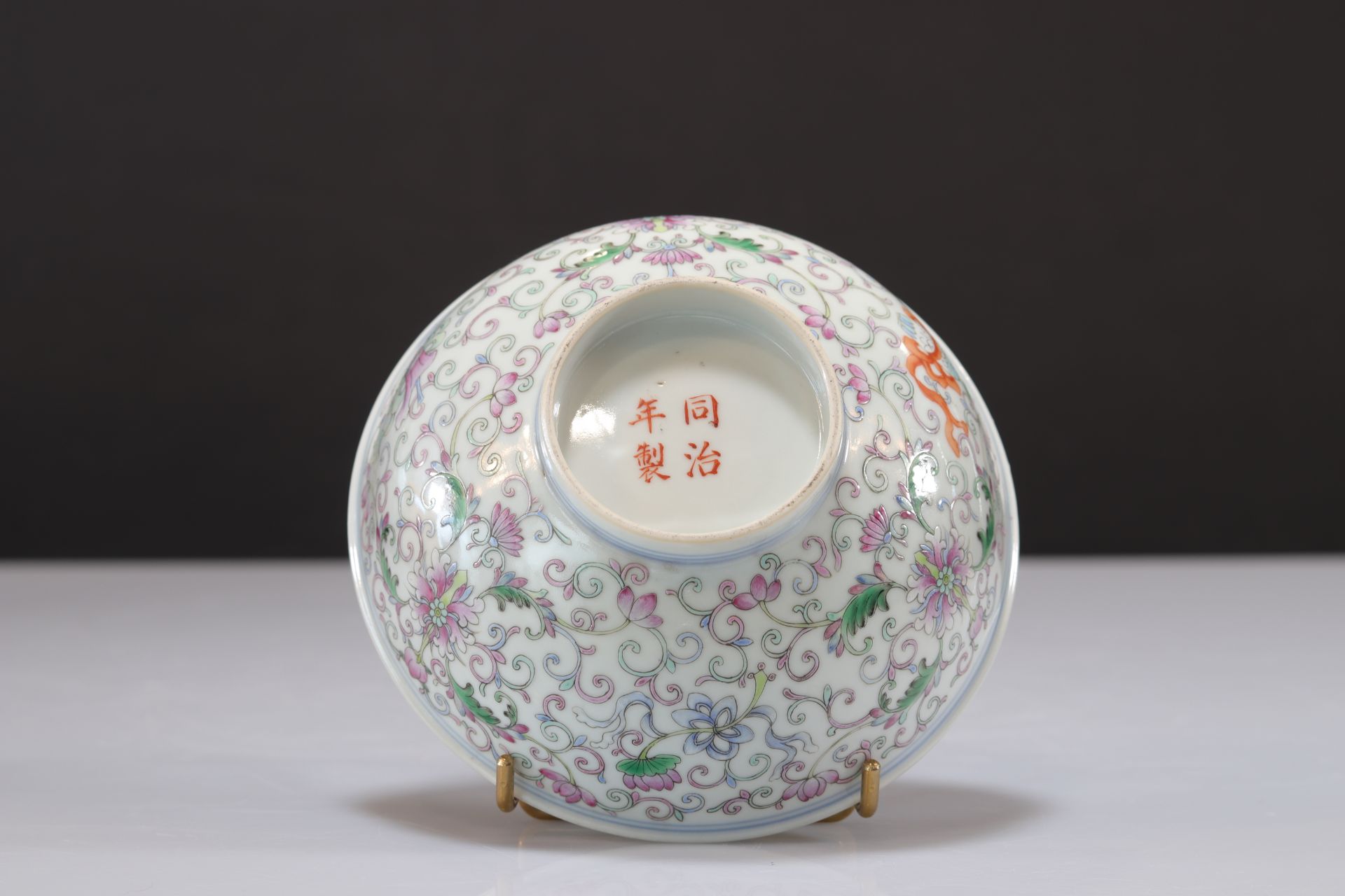 Important famille rose porcelain bowl decorated with bats - Image 3 of 6