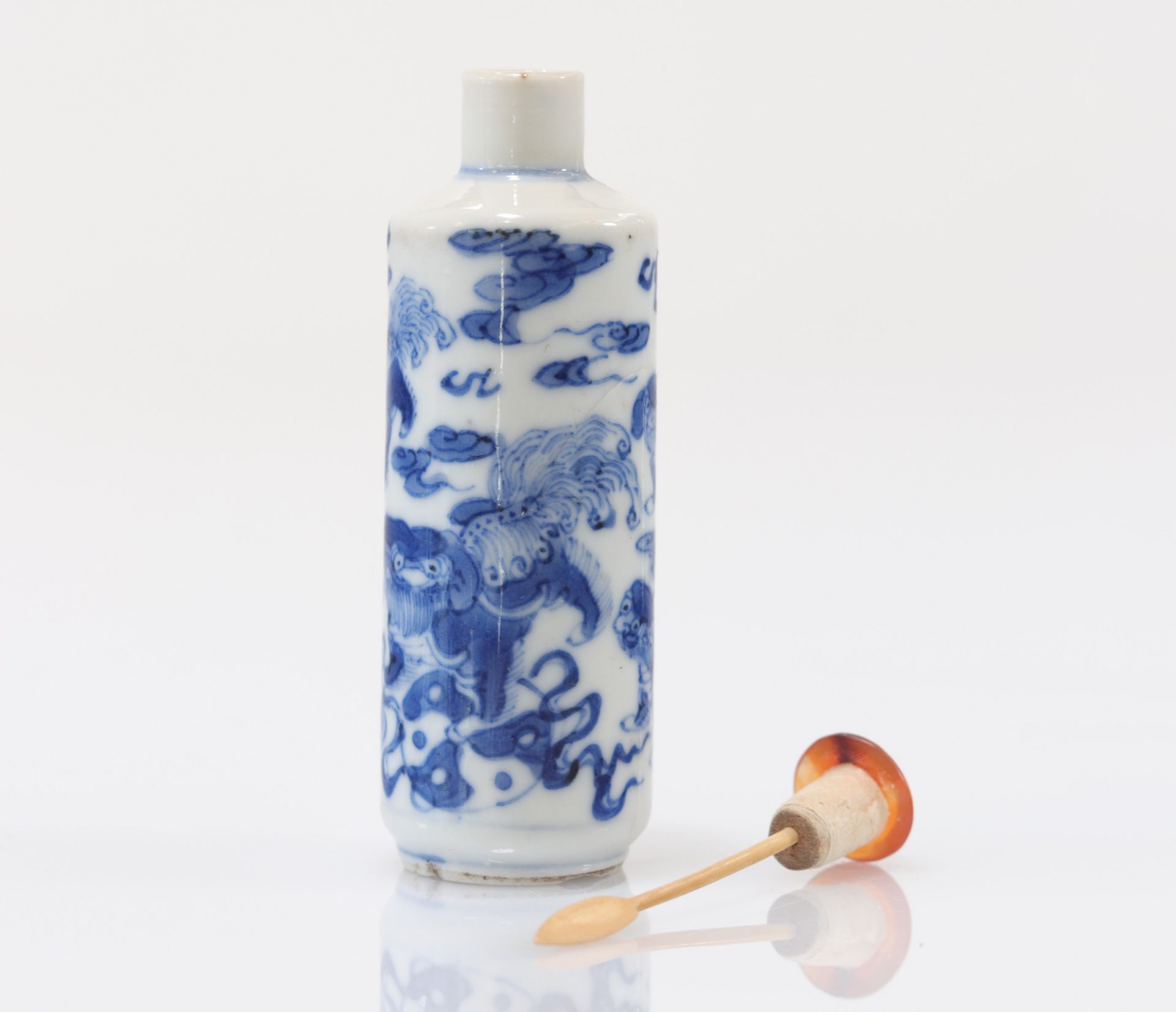 "blanc-bleu" porcelain snuff bottle decorated with Qing period dogs - Image 4 of 7