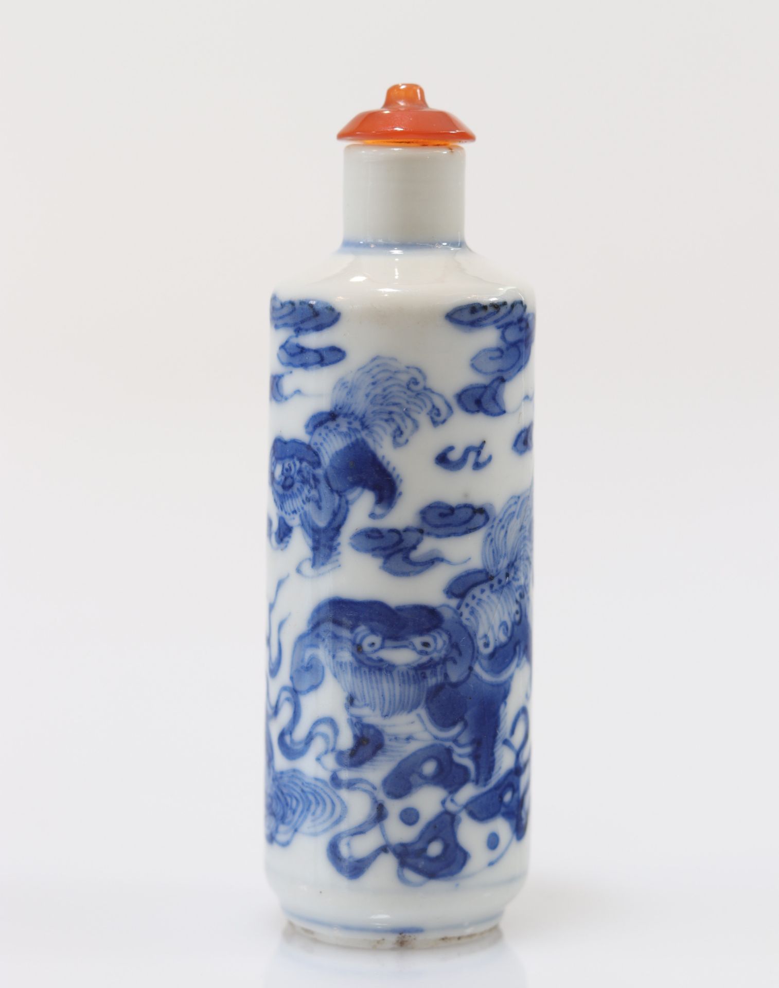 "blanc-bleu" porcelain snuff bottle decorated with Qing period dogs - Image 6 of 7