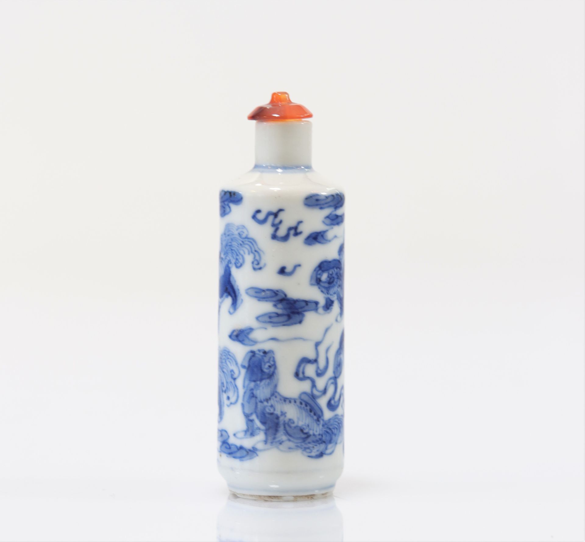"blanc-bleu" porcelain snuff bottle decorated with Qing period dogs - Image 3 of 7