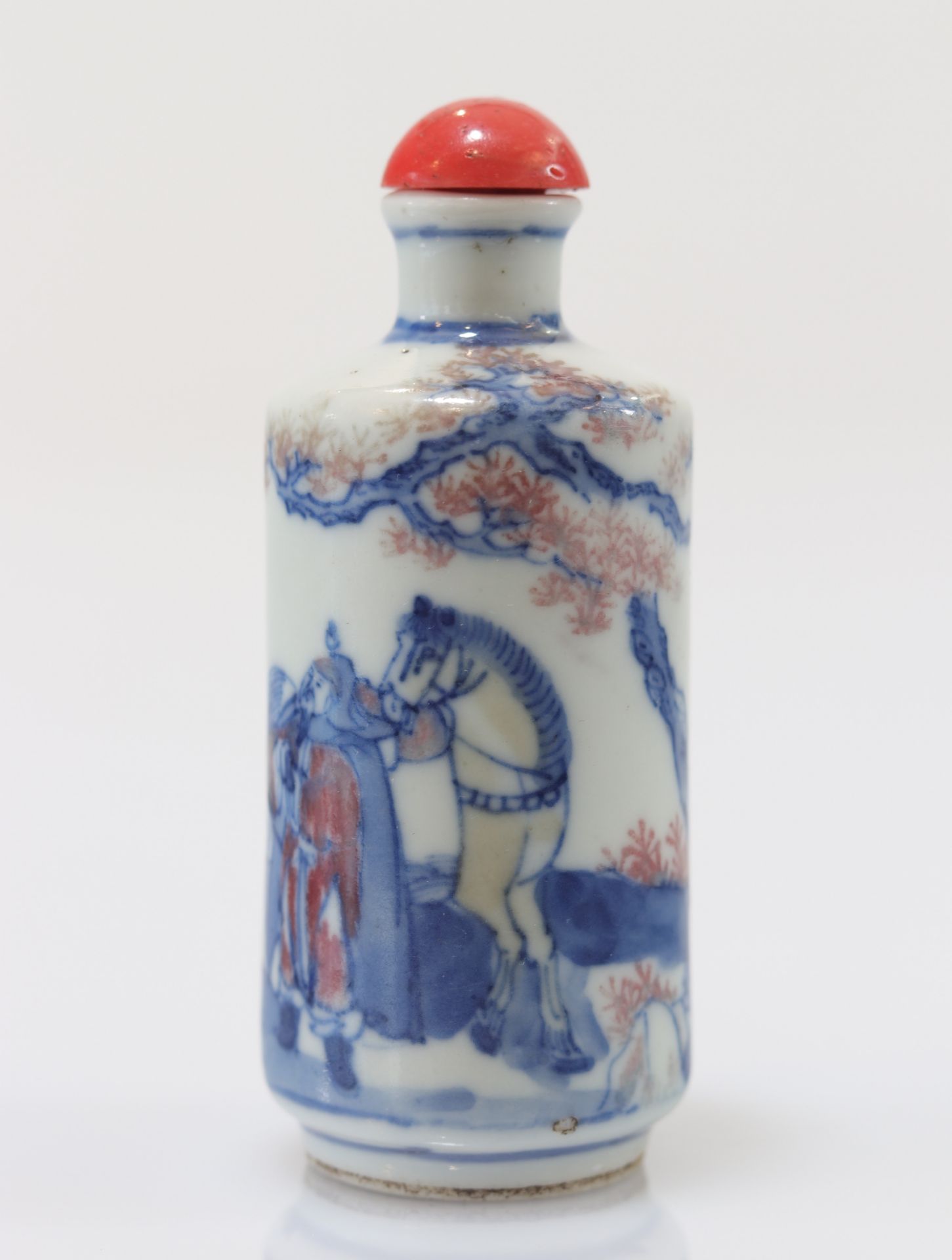 White blue and iron red porcelain snuff bottle decorated with Qing period characters - Image 7 of 8