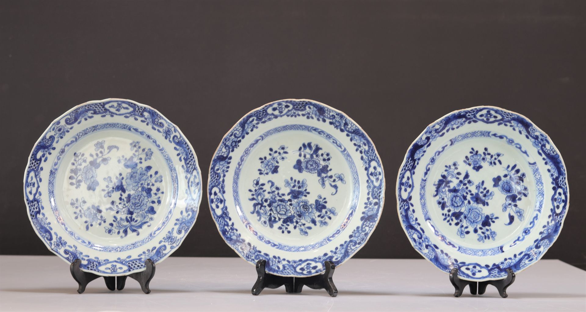 China set of 3 "blanc-bleu" porcelain plates (accidents)