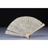 Chinese fan in very finely carved bone early 19th century