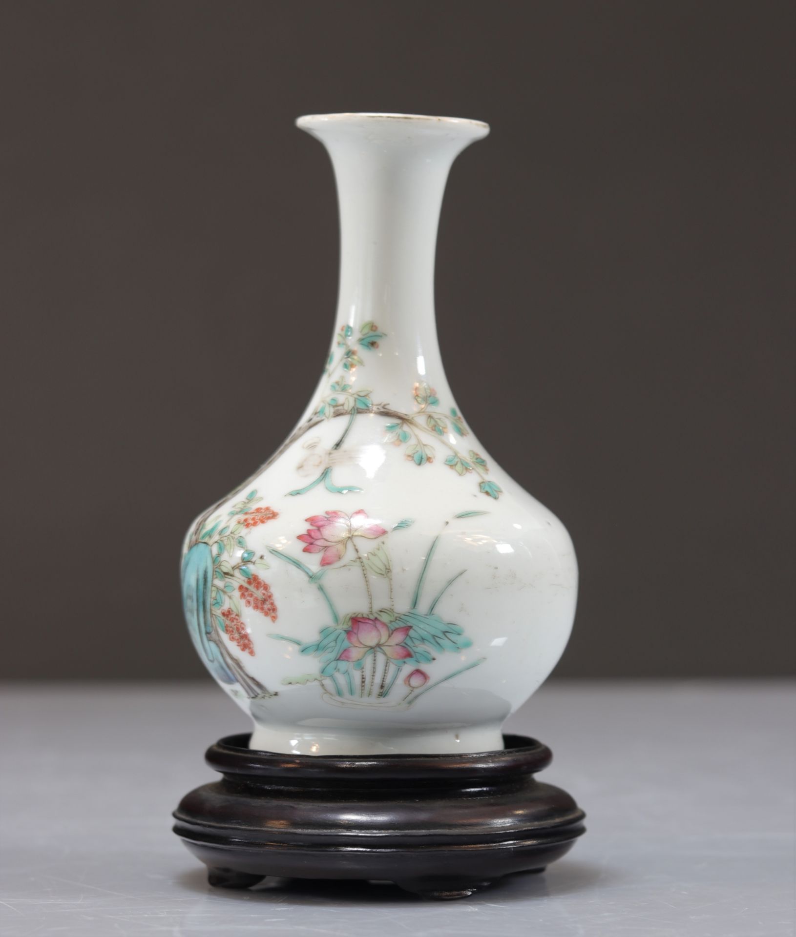 Famille rose porcelain vase with floral decoration - Bild 2 aus 6