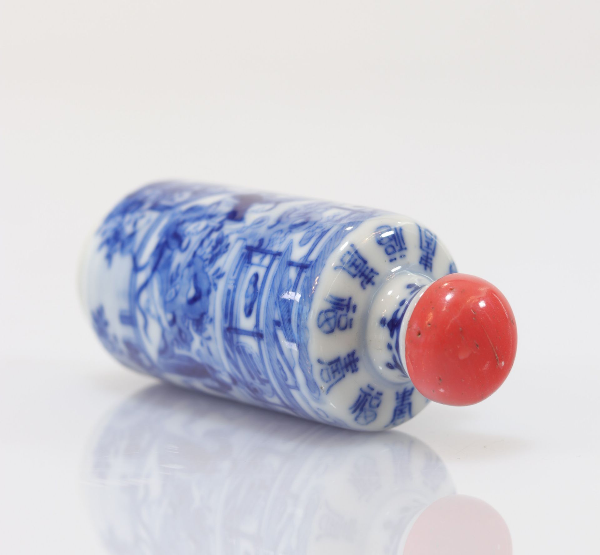 "blanc-bleu" porcelain snuff bottle decorated with Qing period characters - Image 8 of 12
