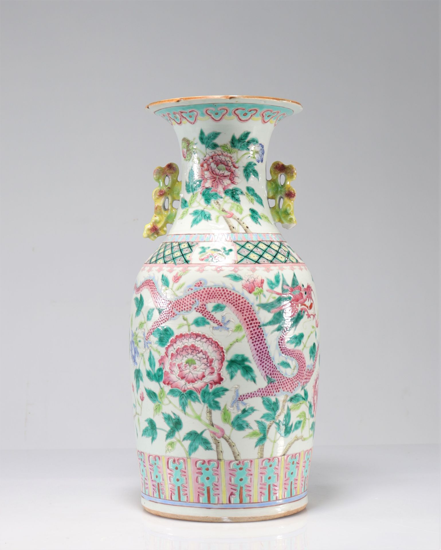 Porcelain vase of the pink family decorated with 19th century dragons - Bild 3 aus 6
