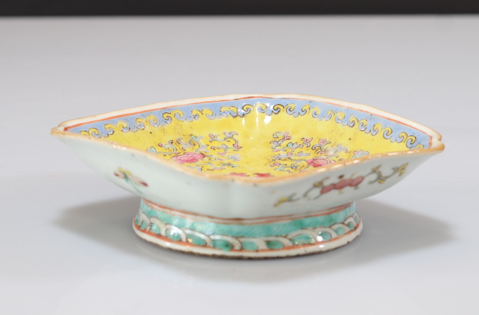 Famille rose porcelain dish with yellow background - Bild 4 aus 6