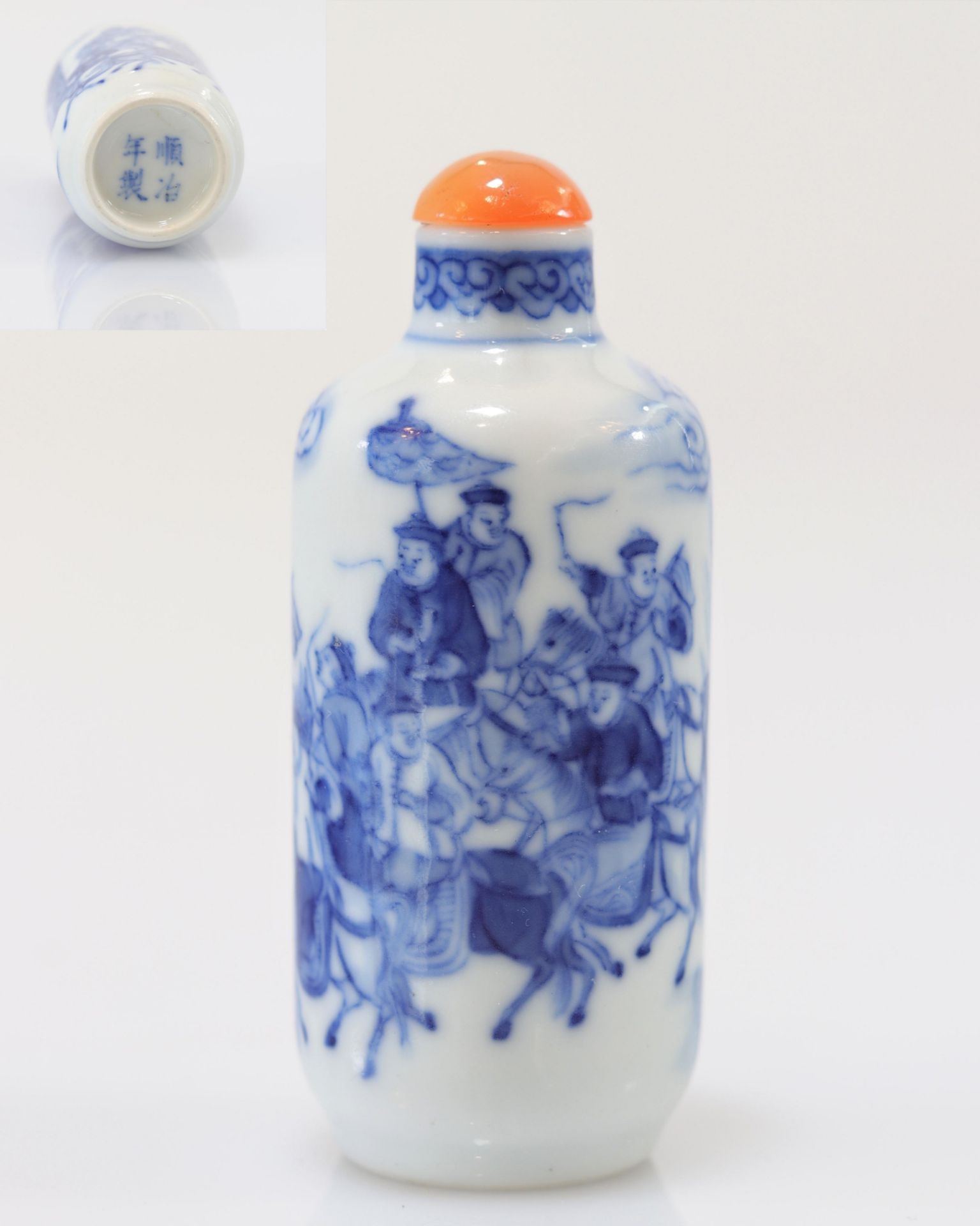 "blanc-bleu" porcelain snuff bottle decorated with Qing period figures