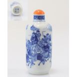 "blanc-bleu" porcelain snuff bottle decorated with Qing period figures