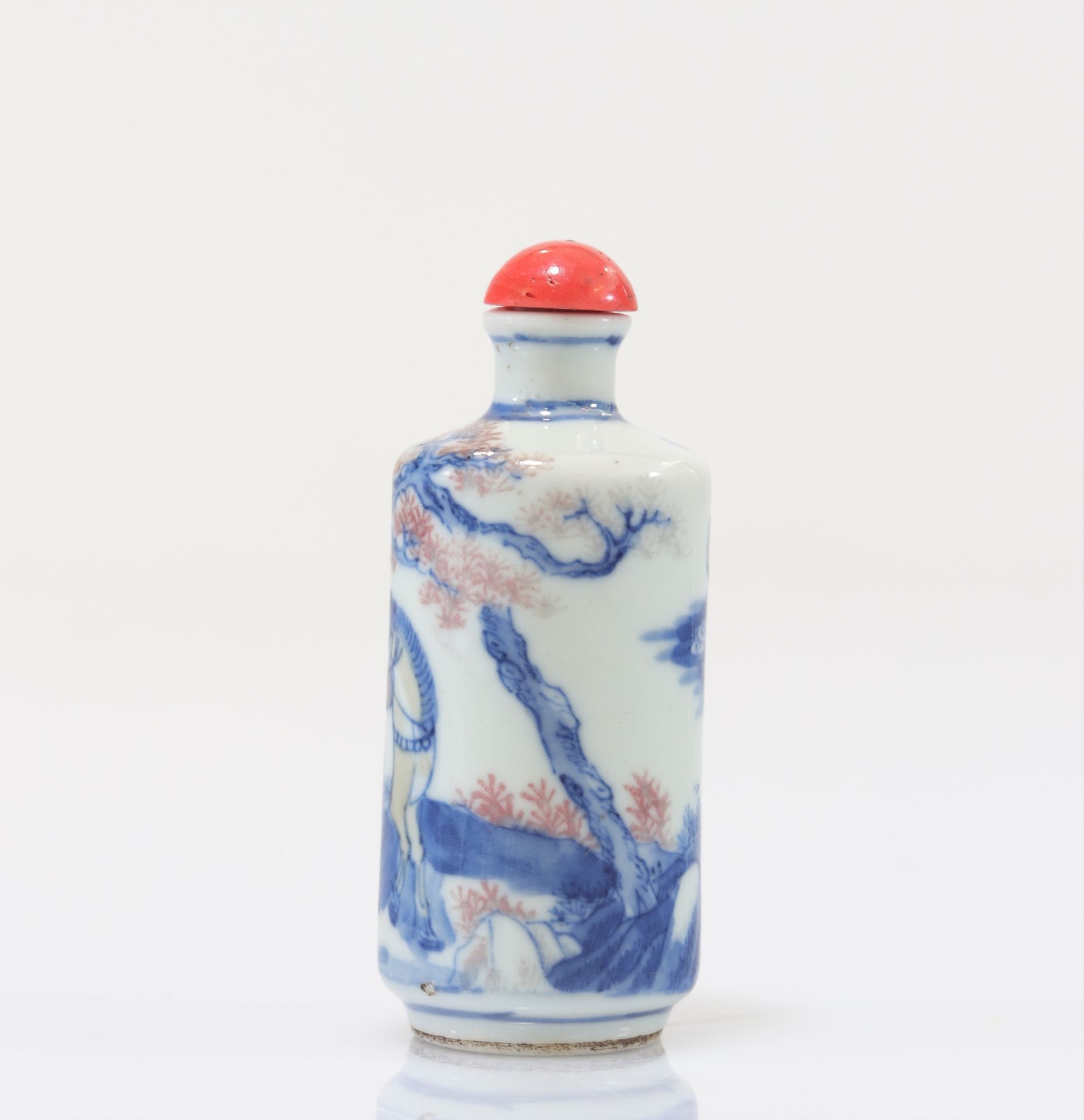 White blue and iron red porcelain snuff bottle decorated with Qing period characters - Image 2 of 8