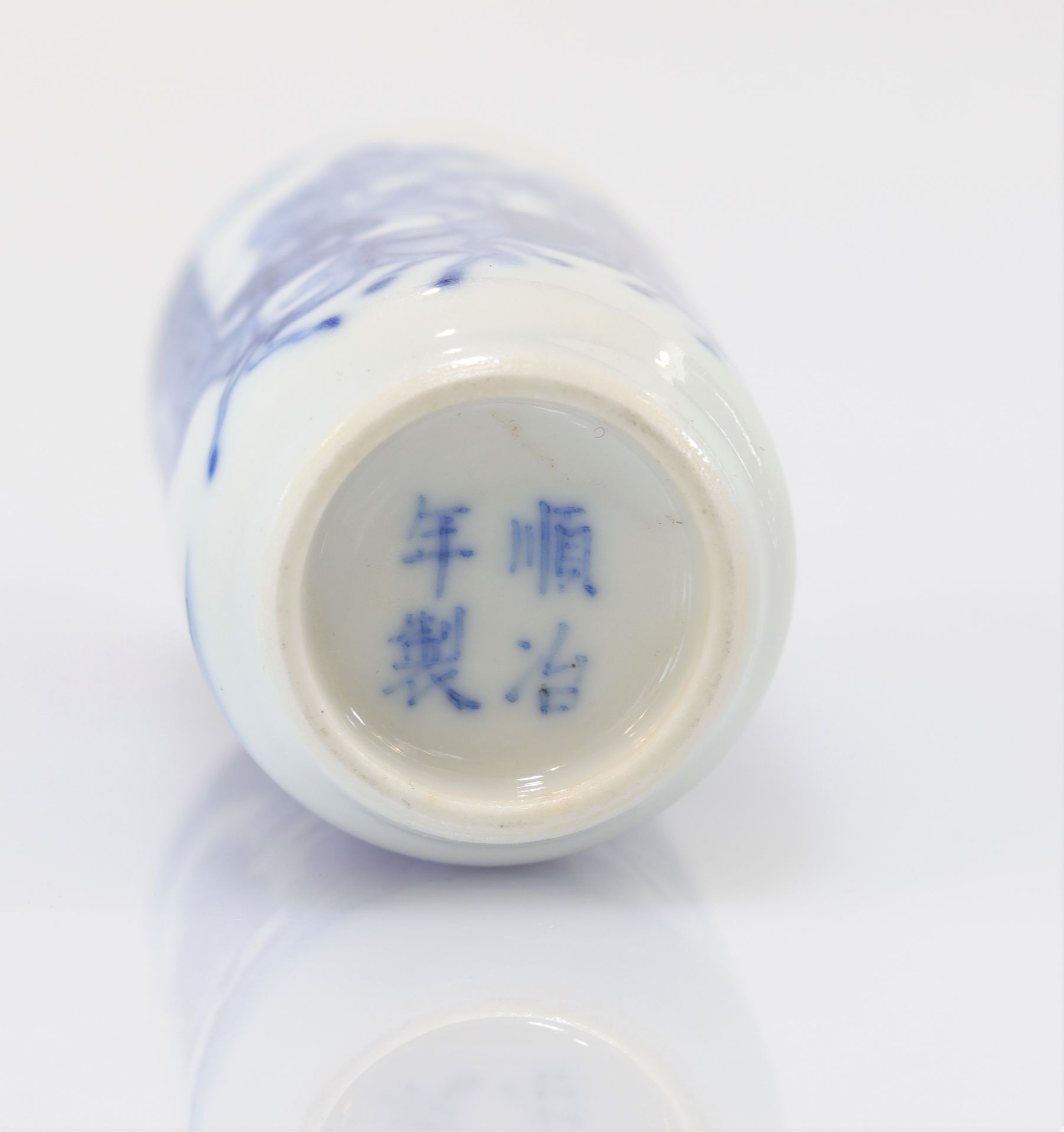 "blanc-bleu" porcelain snuff bottle decorated with Qing period figures - Image 3 of 9