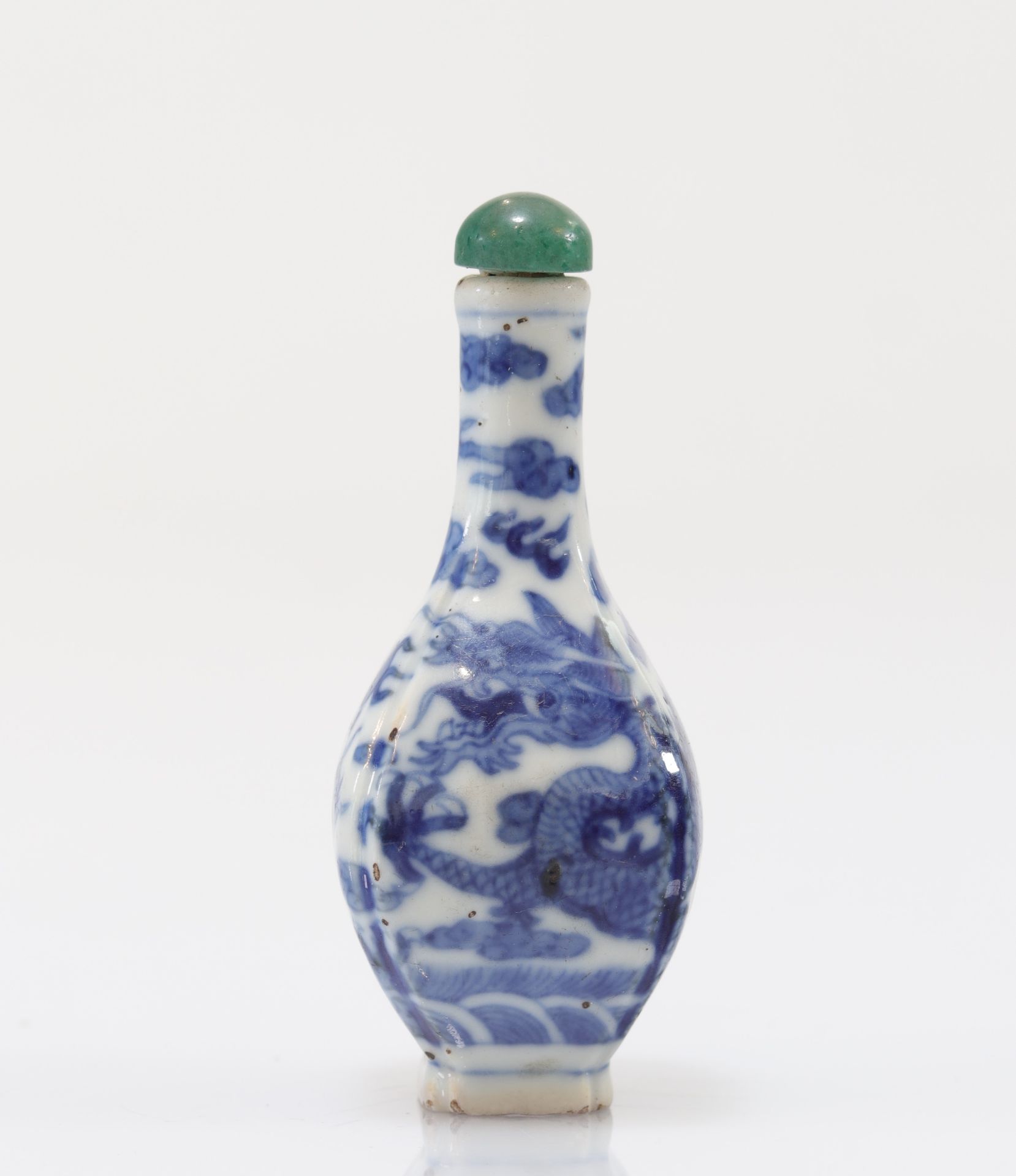 "blanc-bleu" porcelain snuff bottle decorated with imperial dragons Qing period - Bild 2 aus 8
