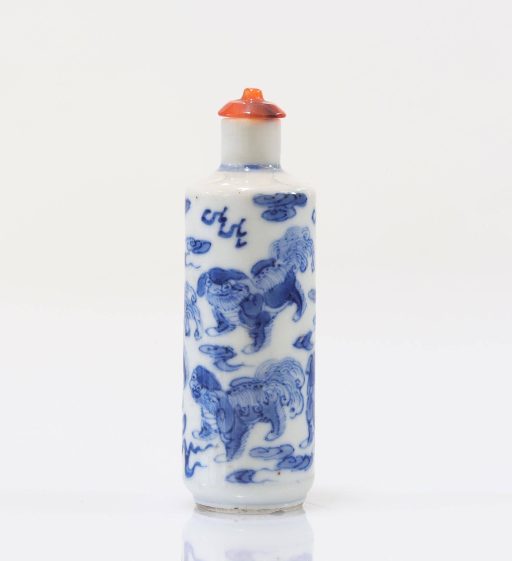 "blanc-bleu" porcelain snuff bottle decorated with Qing period dogs - Image 2 of 7