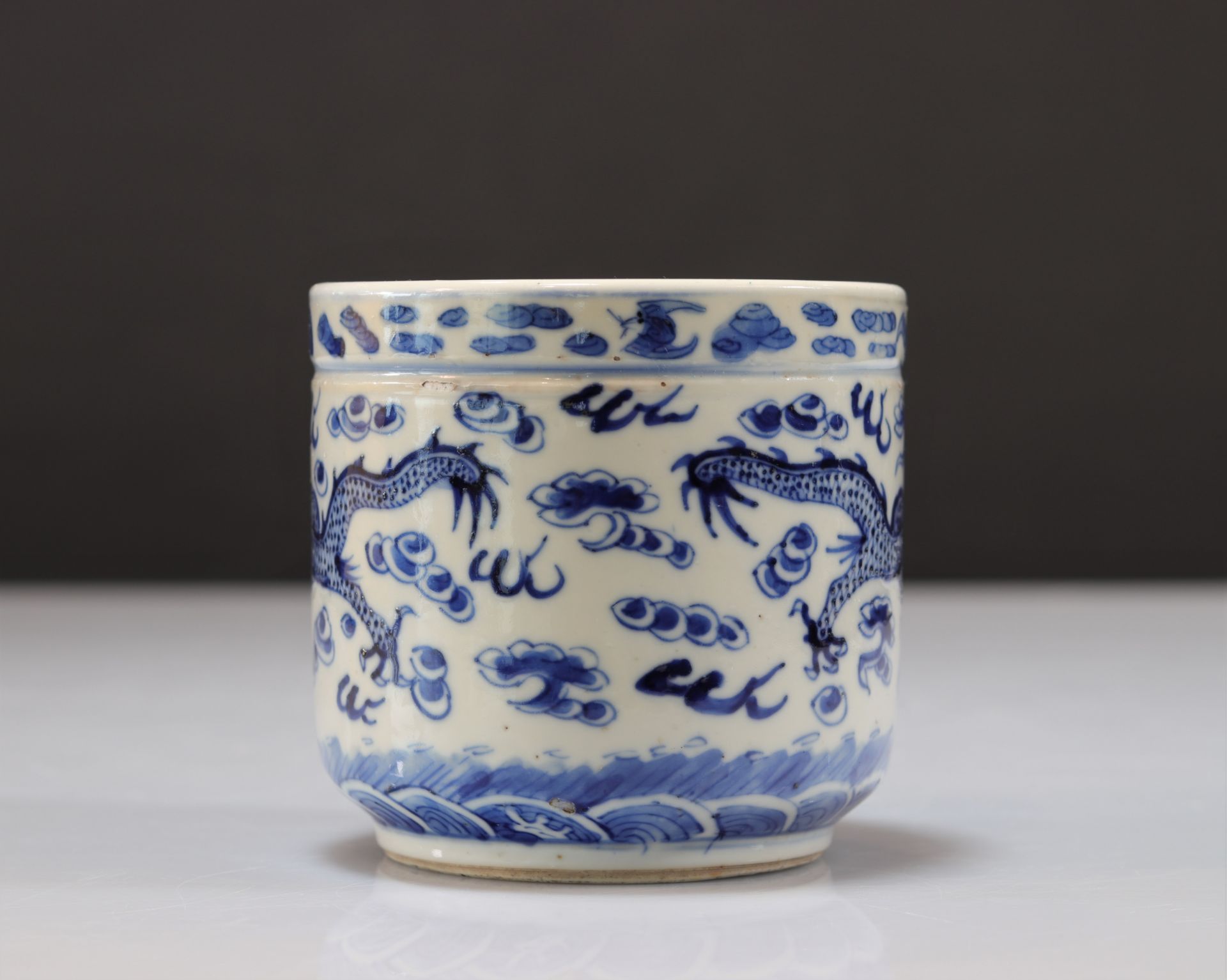 "blanc-bleu" porcelain brush pot decorated with dragons - Image 4 of 6