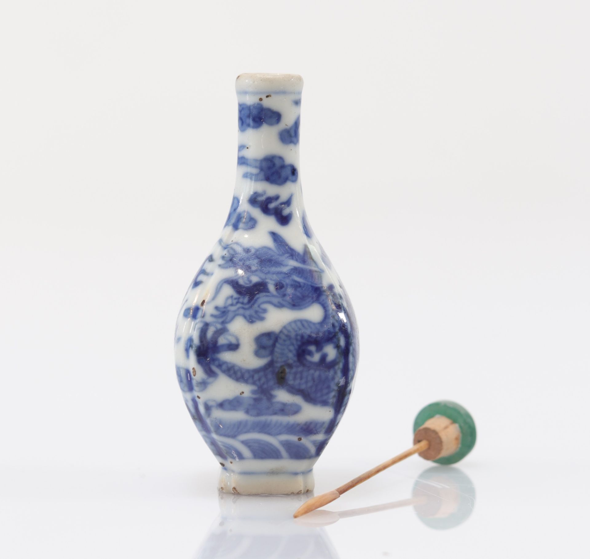 "blanc-bleu" porcelain snuff bottle decorated with imperial dragons Qing period - Bild 7 aus 8