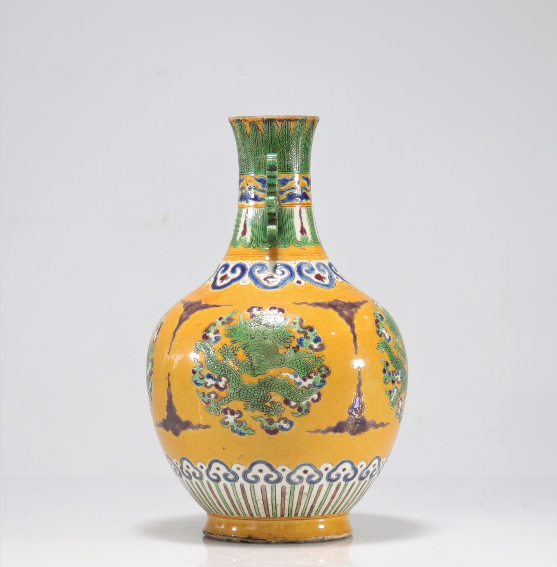 Glazed sandstone vase with yellow background decorated with imperial dragons - Image 3 of 6
