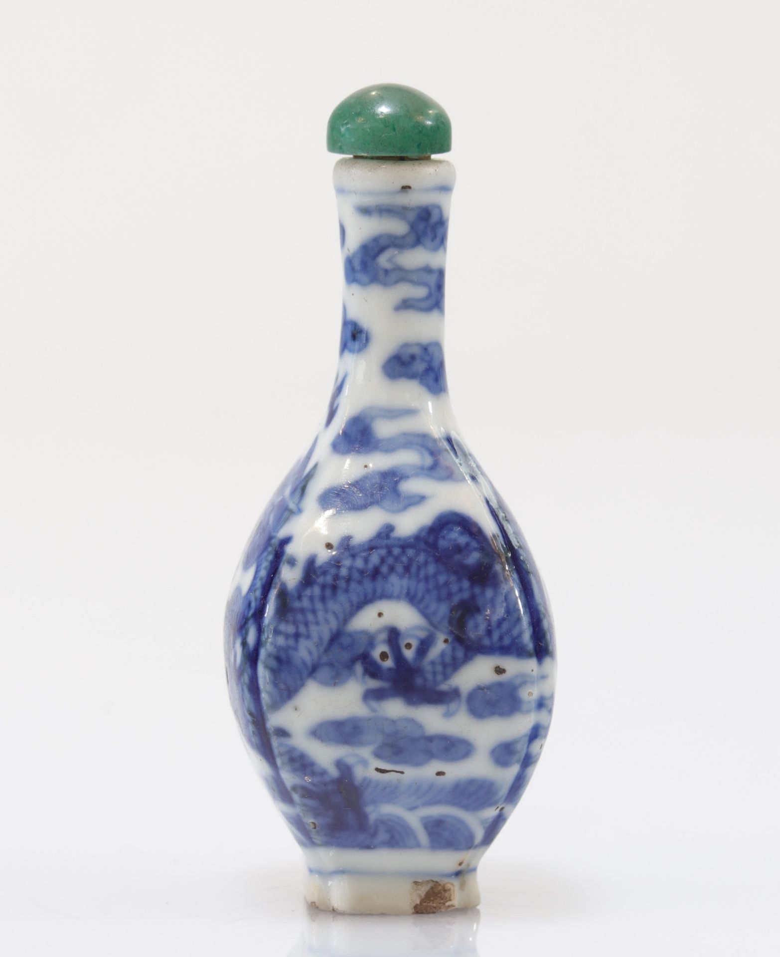 "blanc-bleu" porcelain snuff bottle decorated with imperial dragons Qing period - Bild 8 aus 8