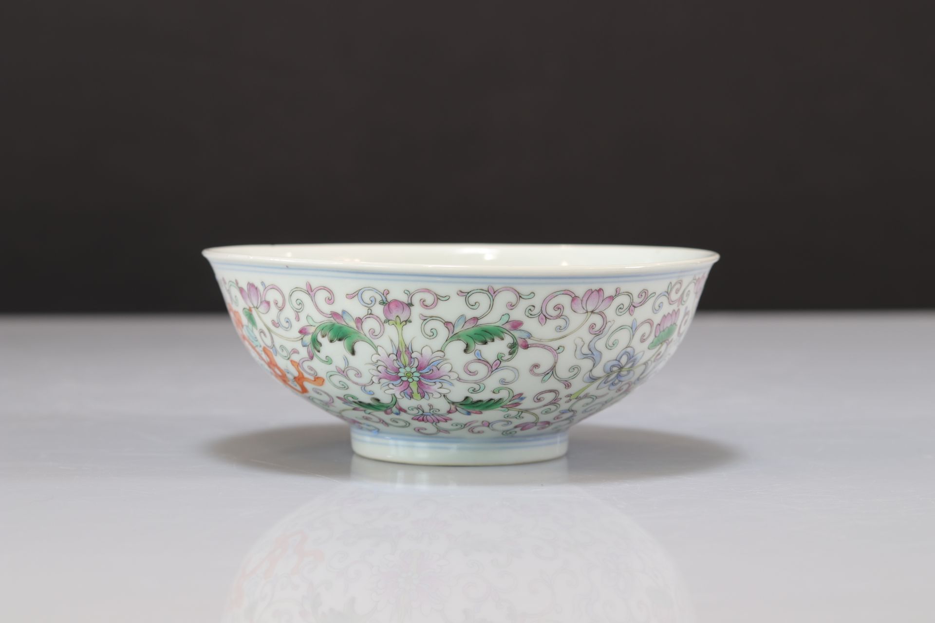 Important famille rose porcelain bowl decorated with bats - Image 4 of 6