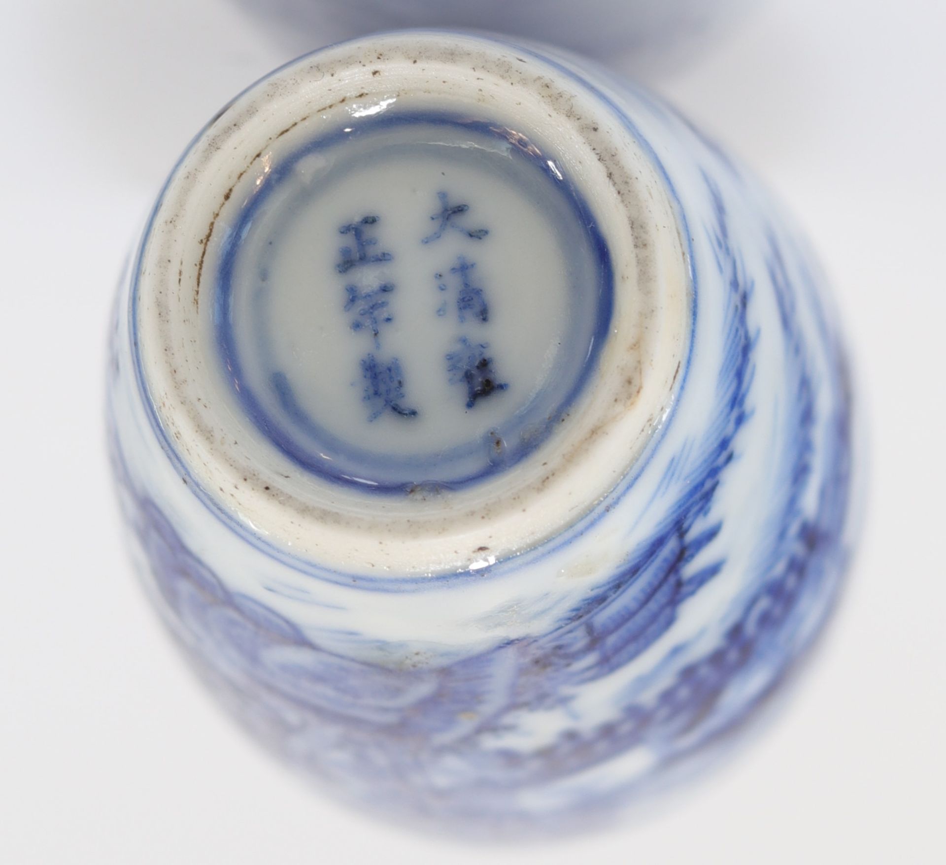 "blanc-bleu" porcelain snuff box Qing period landscape decor - Image 8 of 8