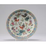 Porcelain plate of the "famille rose" decorated with roosters
