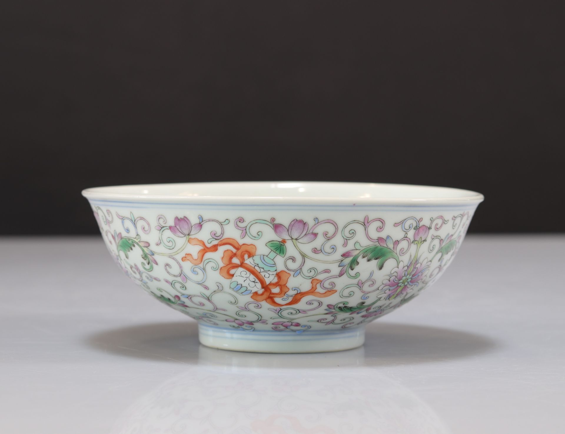 Important famille rose porcelain bowl decorated with bats